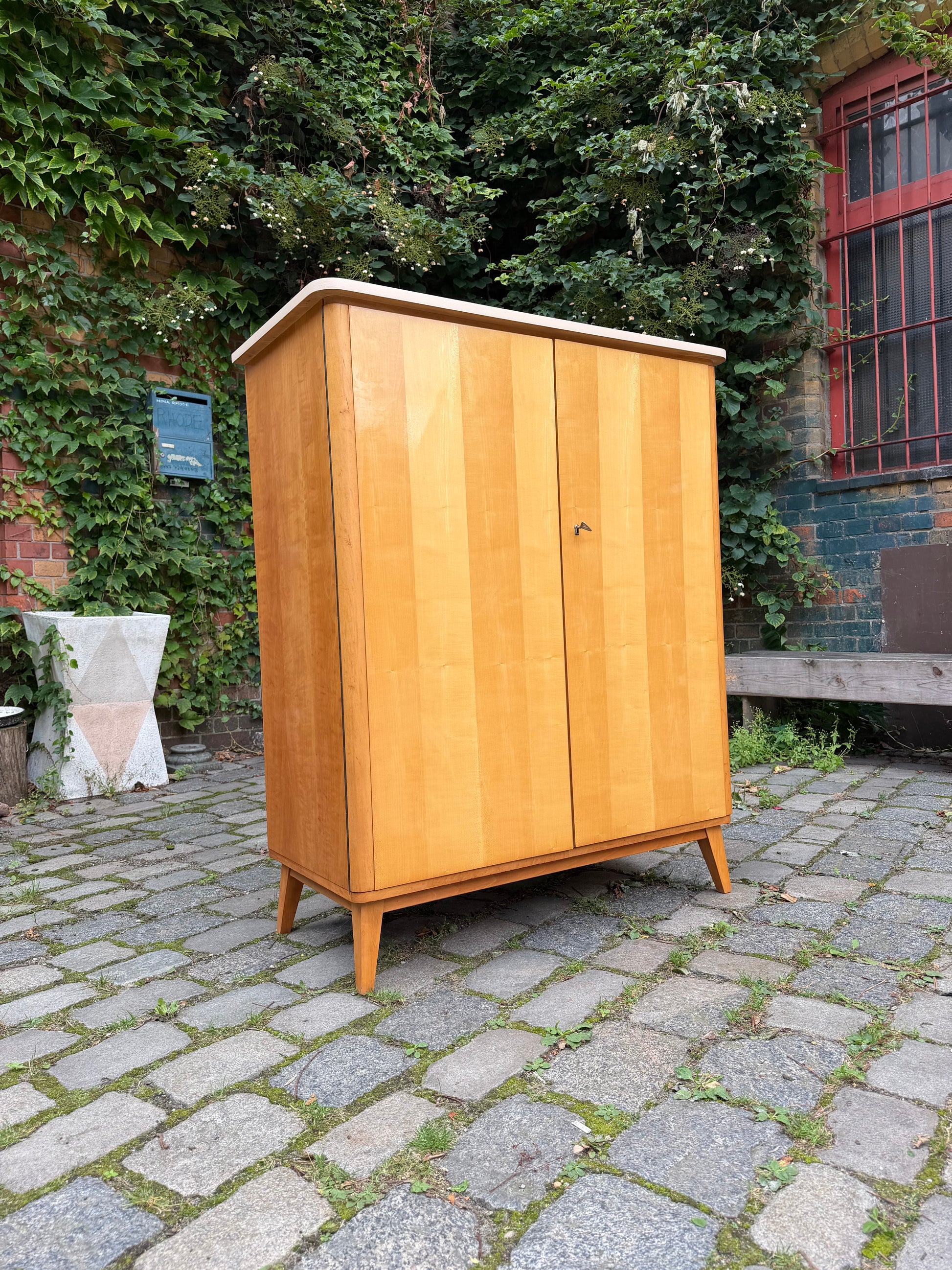 Kleiderschrank Ahorn mit cremefarbener Deckplatte