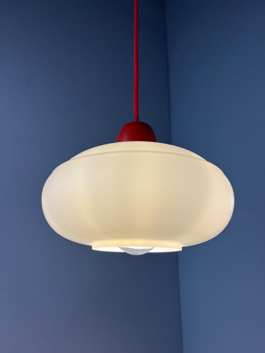 Hängelampe weiß mit rotem Abschluss