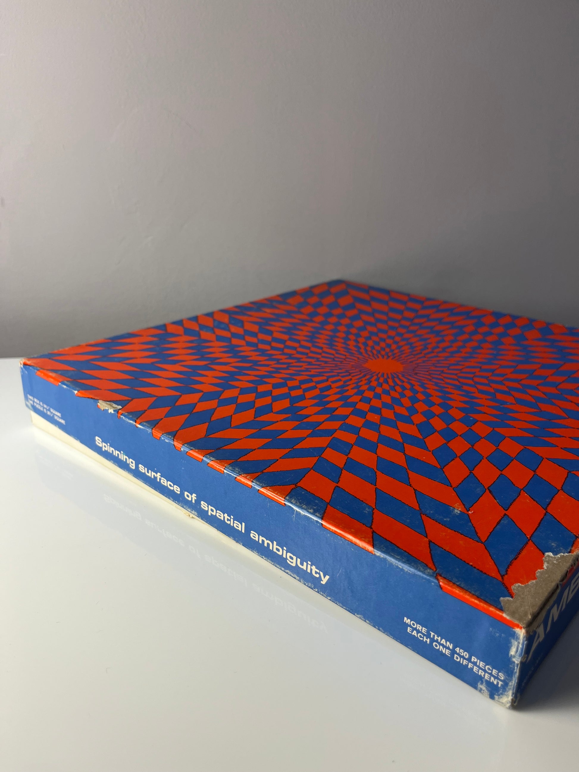 Puzzle "Ambiguous Corolla" rot blau von Claudia Carrel für Springbok Editions