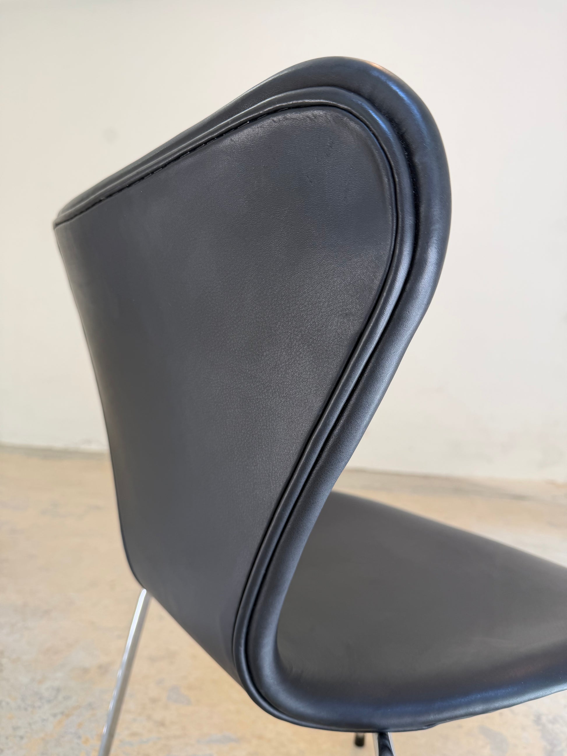 Polsterstuhl Serie 7 schwarz Echtleder von Arne Jacobsen für Fritz Hansen