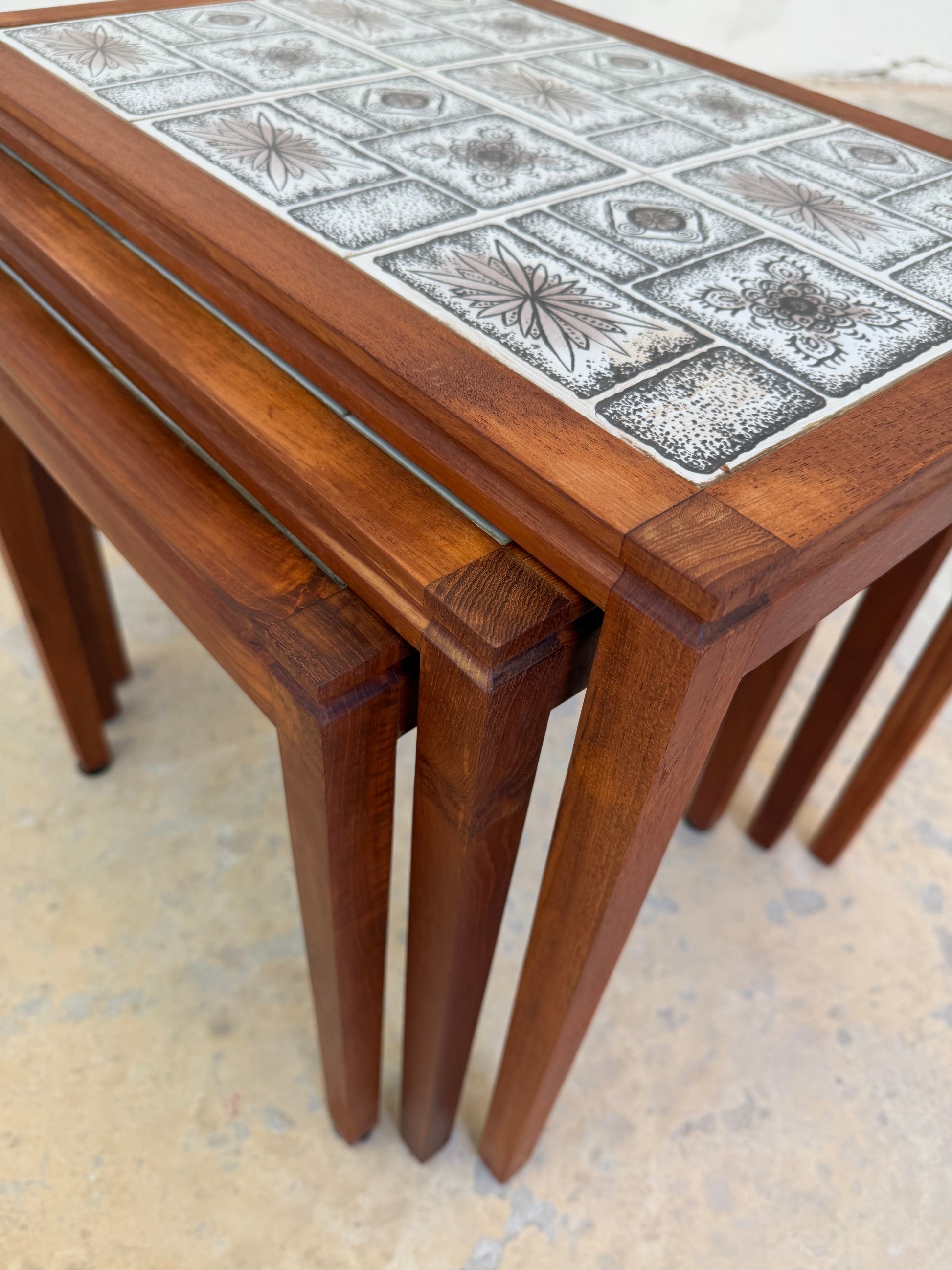Set: 3 Satztische Teak & Fliesen aus Dänemark