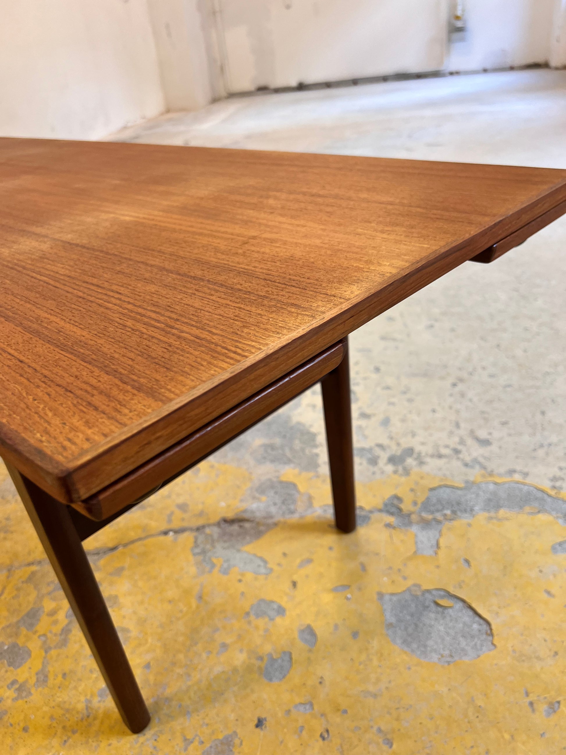 Ausziehbarer Couchtisch Teak mit Ablage