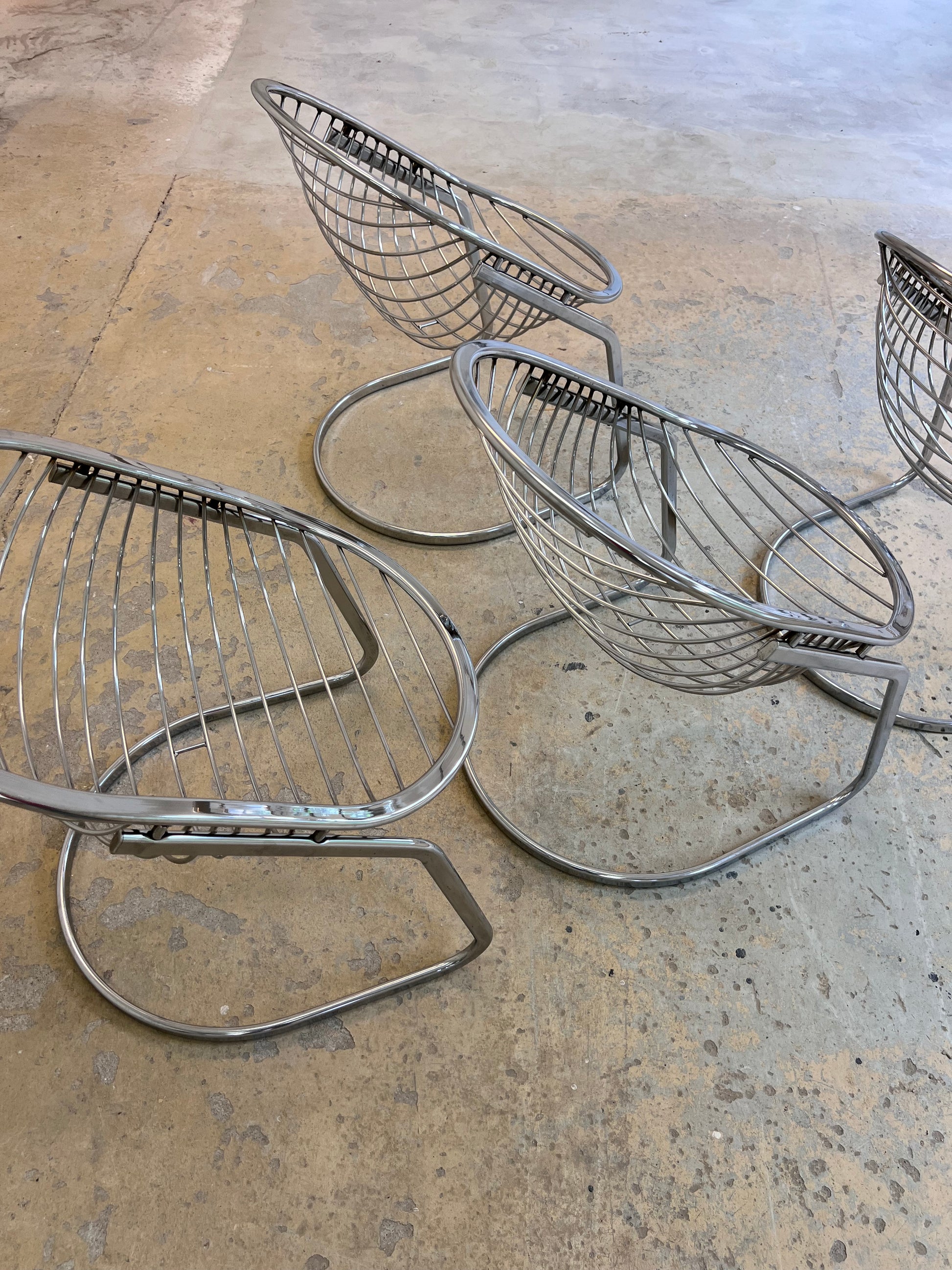 Freischwinger Modell Egg Chair mit Fell von Gastone Rinaldi