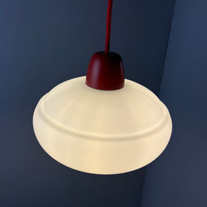 Hängelampe weiß mit rotem Abschluss