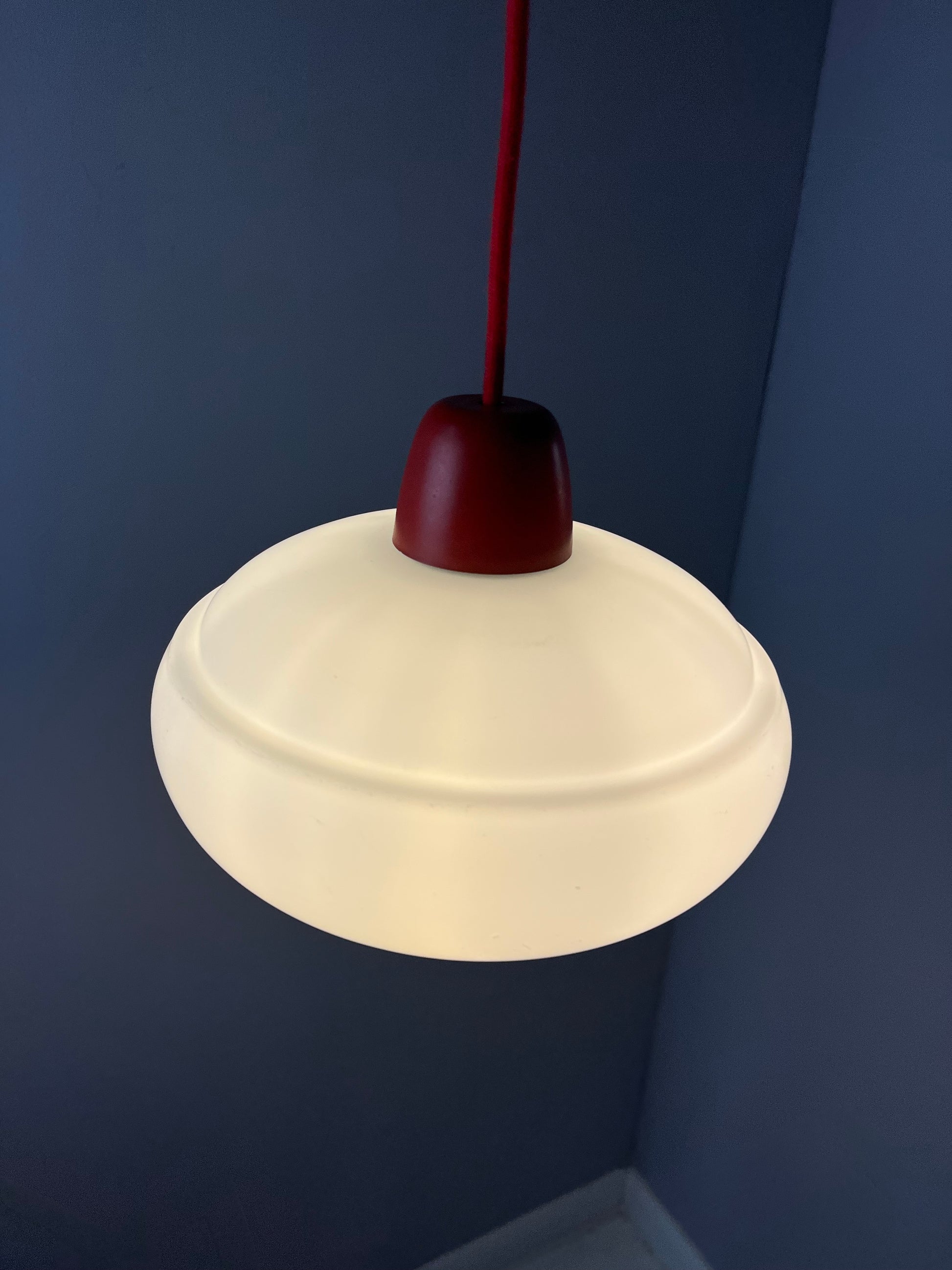 Hängelampe weiß mit rotem Abschluss