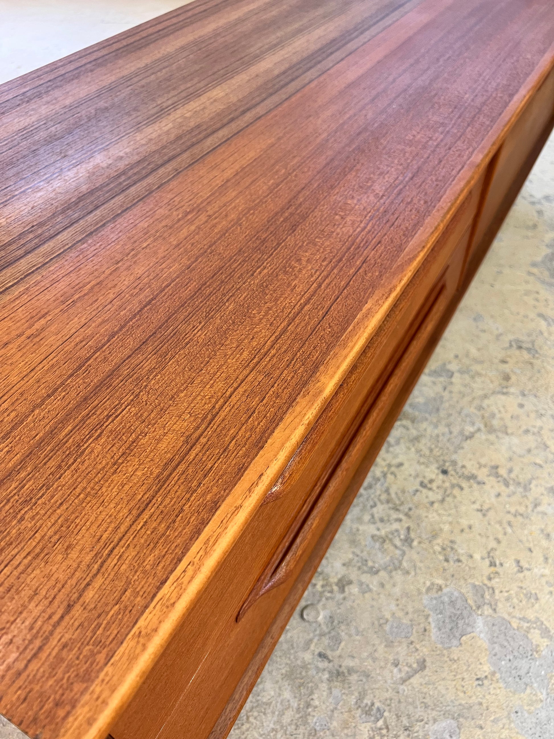 Lowboard Teak mit neuen Metallbeinen von rt Möbel