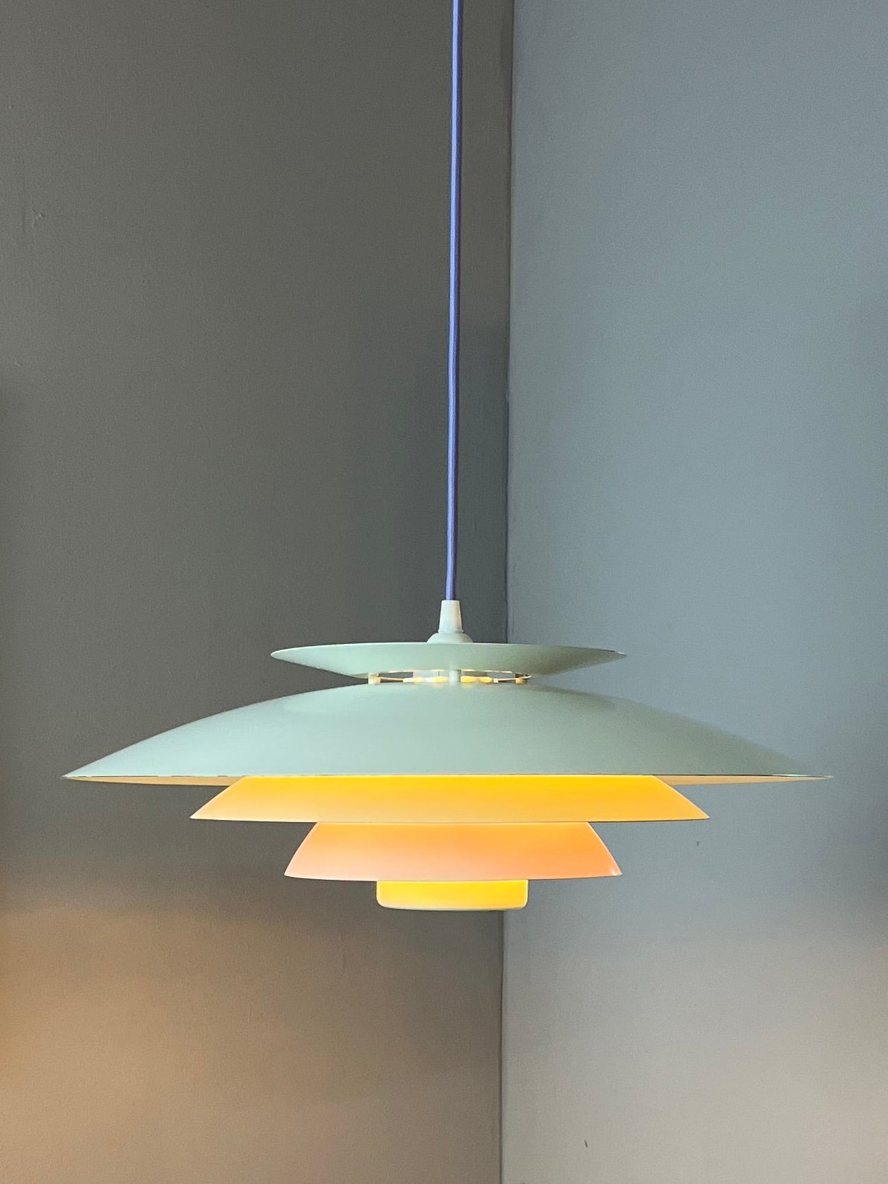 Lamellenlampe weiß lila von Formlight
