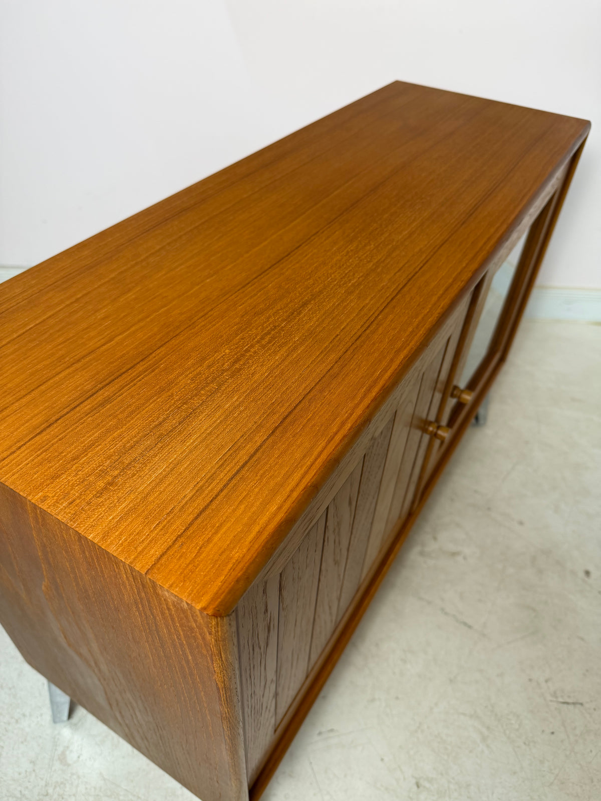 Kleiner Schrank mit Vitrine und Tür links von Dyrlund