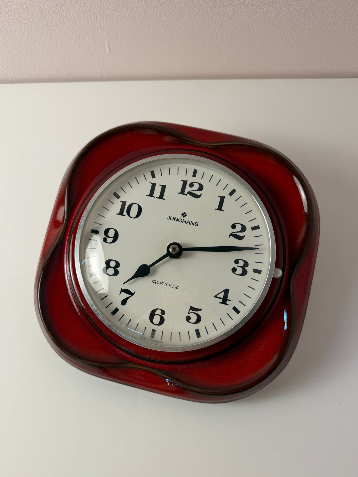 Wanduhr Modell 3688 rot von Junghans Quartz