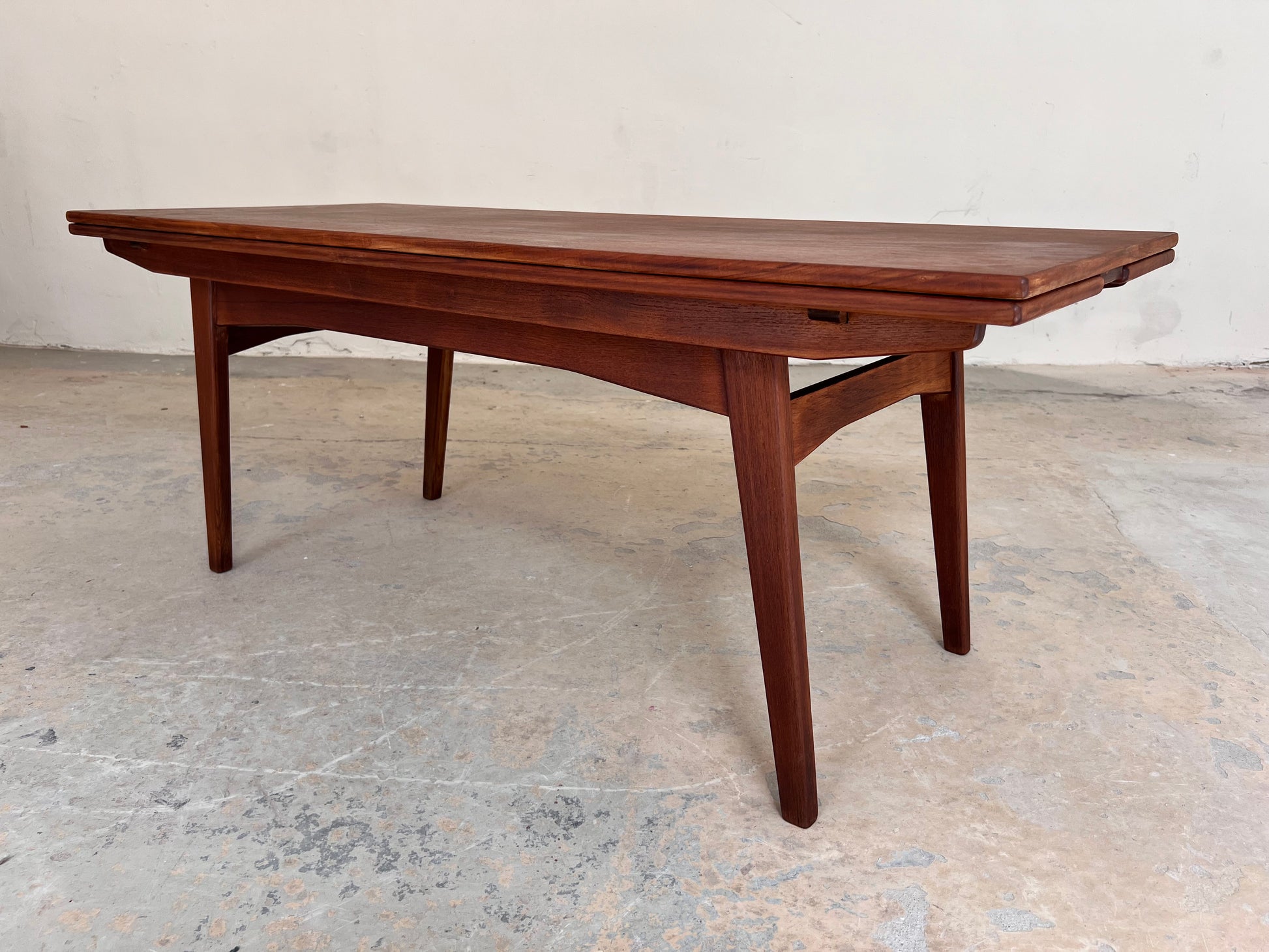 Höhenverstellbarer Couchtisch Teak mit Auszügen aus Dänemark