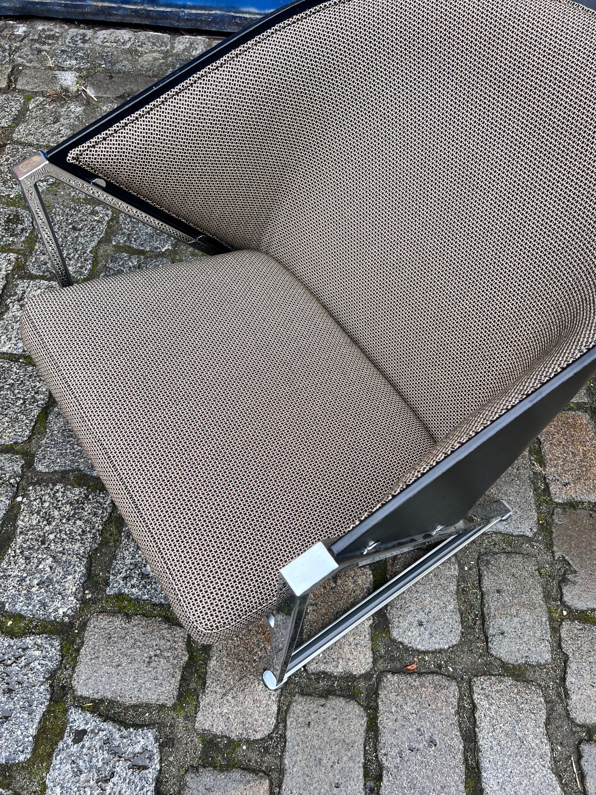 Sessel Mondi grau schwarz Chrom von Jouko Järvisalo für Inno Interior Oy - neu gepolstert