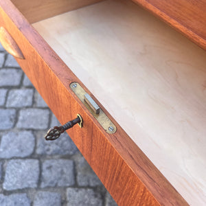 Kommode Teak mit Muschelgriffen aus Dänemark