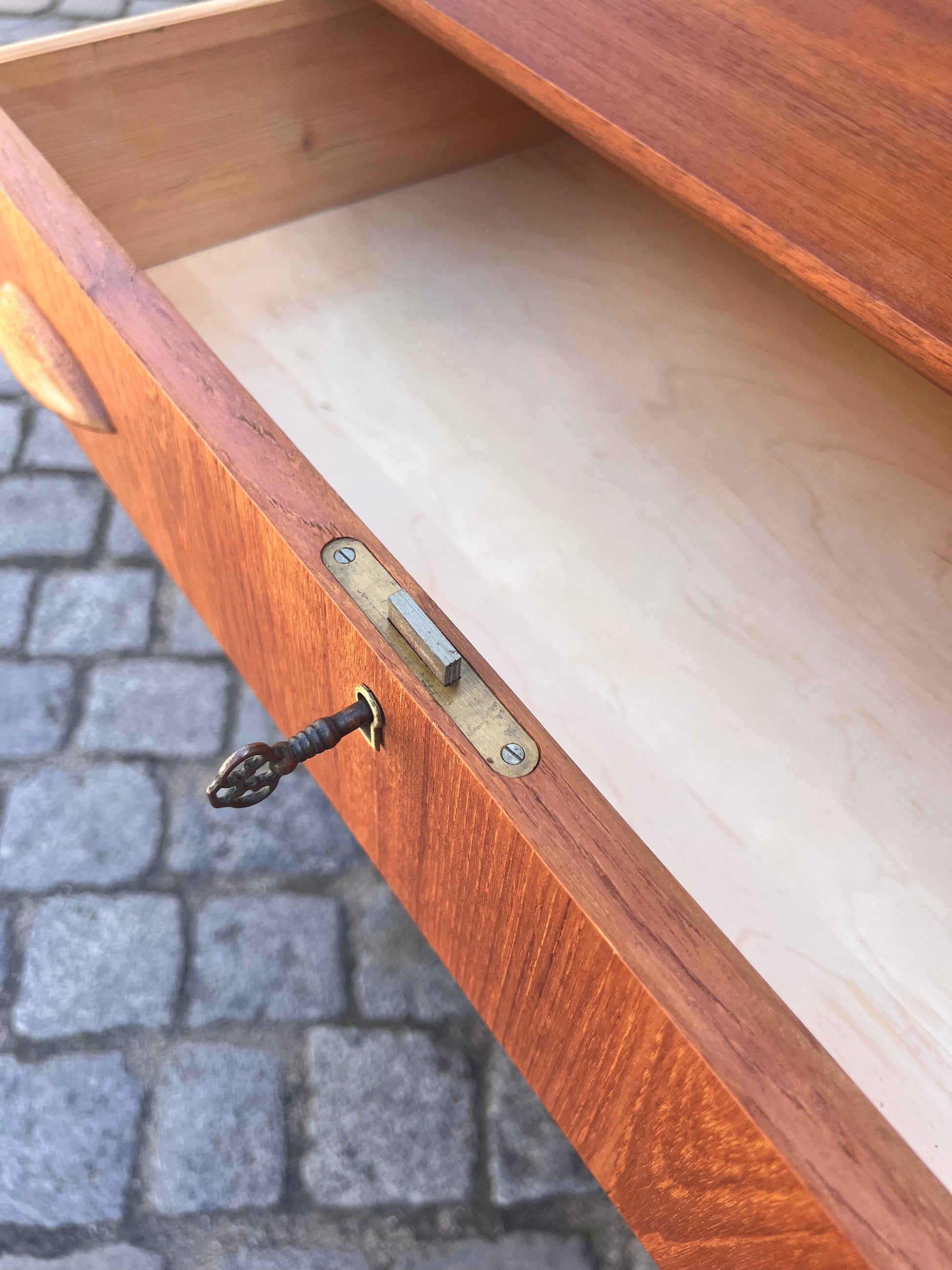 Kommode Teak mit Muschelgriffen aus Dänemark