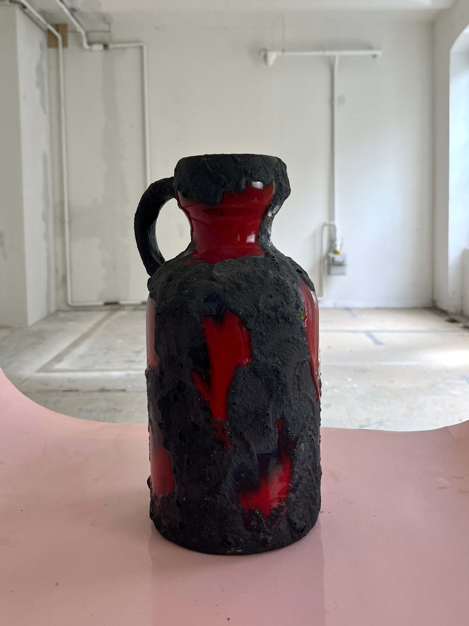 Vase Fat Lava rot schwarz von Marei Keramik