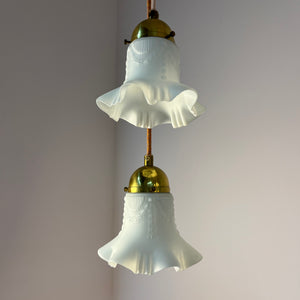 Blumenlampe Milchglas Messing aus Dänemark