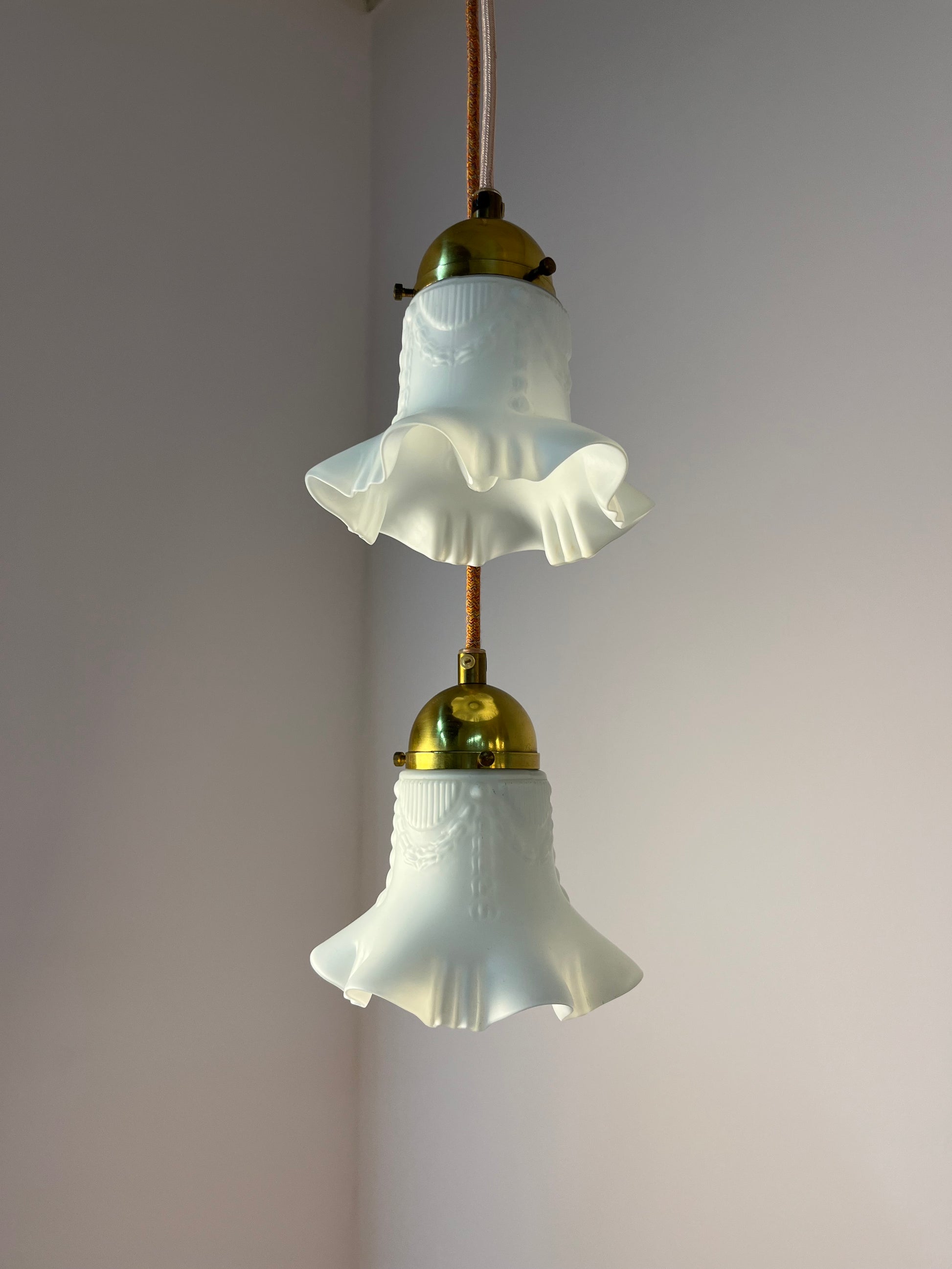 Blumenlampe Milchglas Messing aus Dänemark
