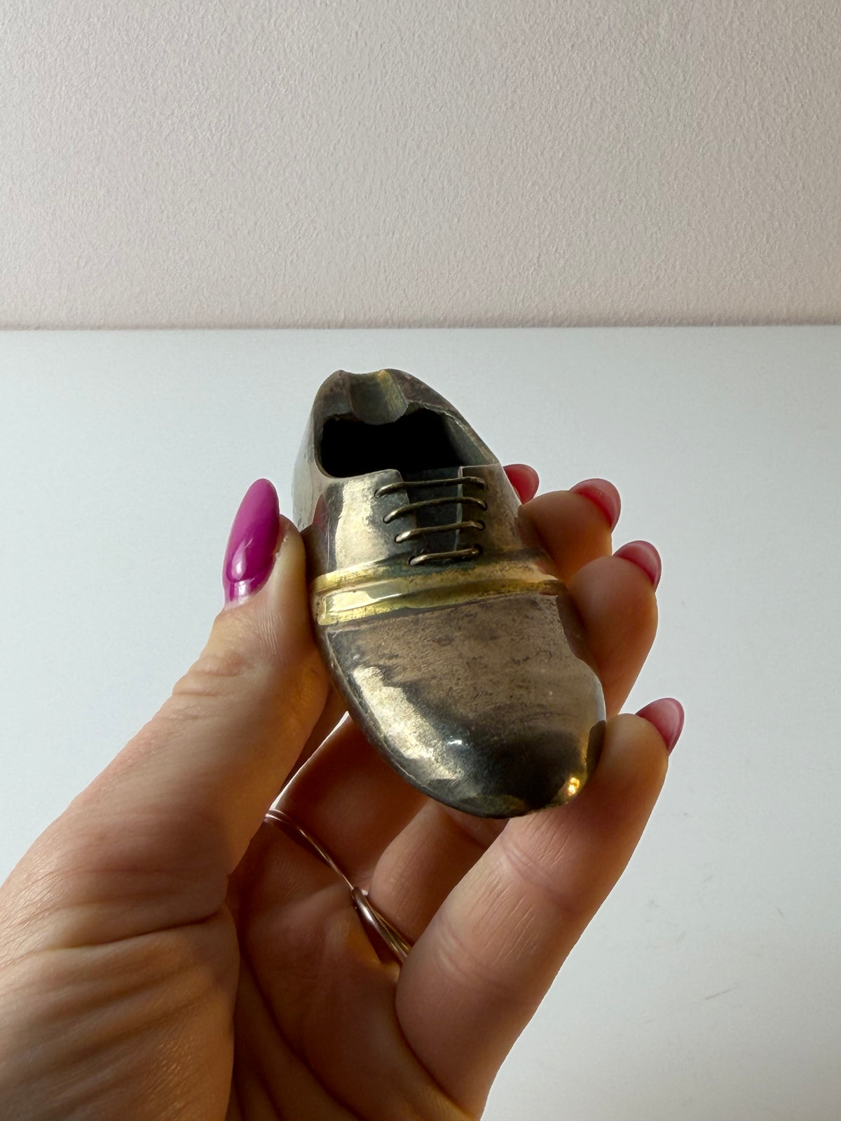 Hand-Aschenbecher Schuh Messing