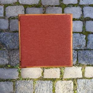Hocker Eiche mit roter Sitzfläche aus Dänemark