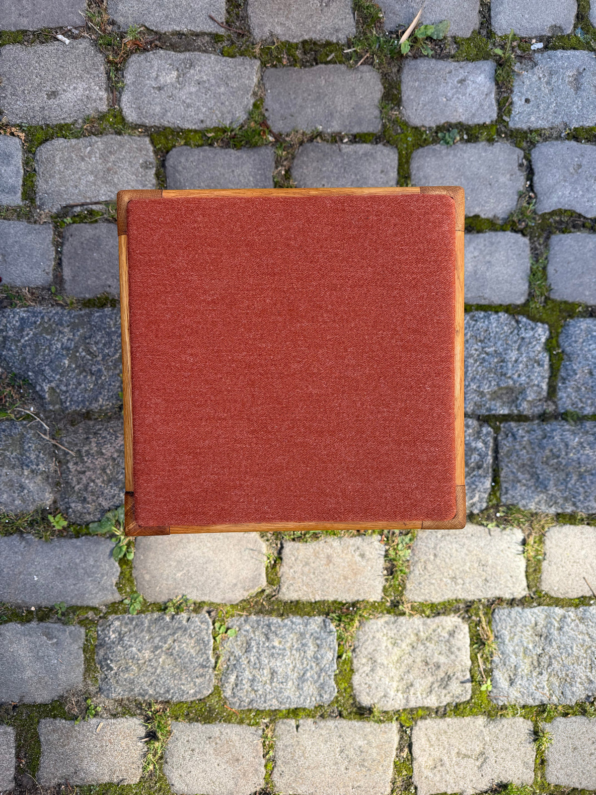 Hocker Eiche mit roter Sitzfläche aus Dänemark