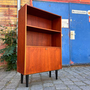 Regal Teak mit abschließbarem Fach