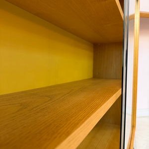 Vitrine Esche mit gelber Rückwand & neuen Chromfüßen von Hellerau
