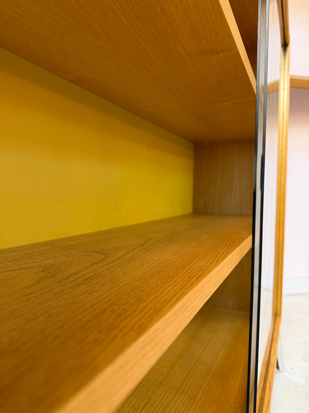 Vitrine Esche mit gelber Rückwand & neuen Chromfüßen von Hellerau
