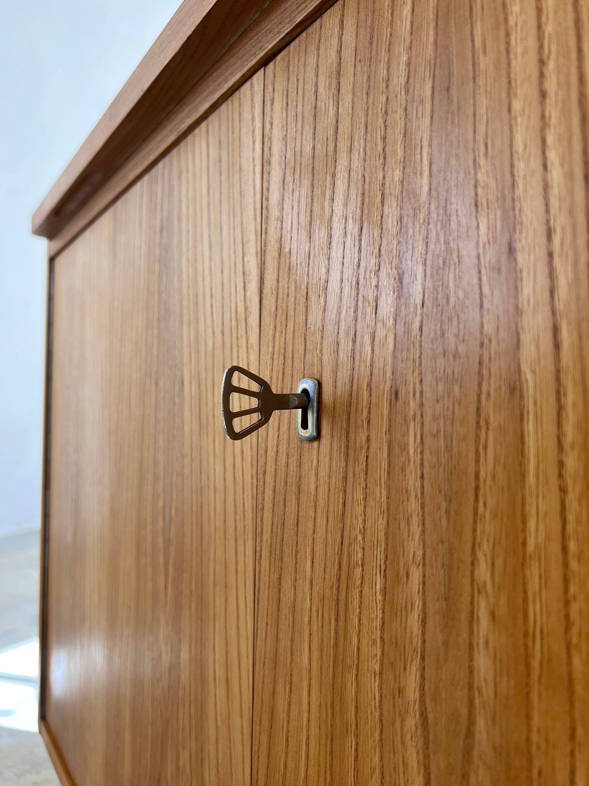 Schrank mit Auszug von Hellerau