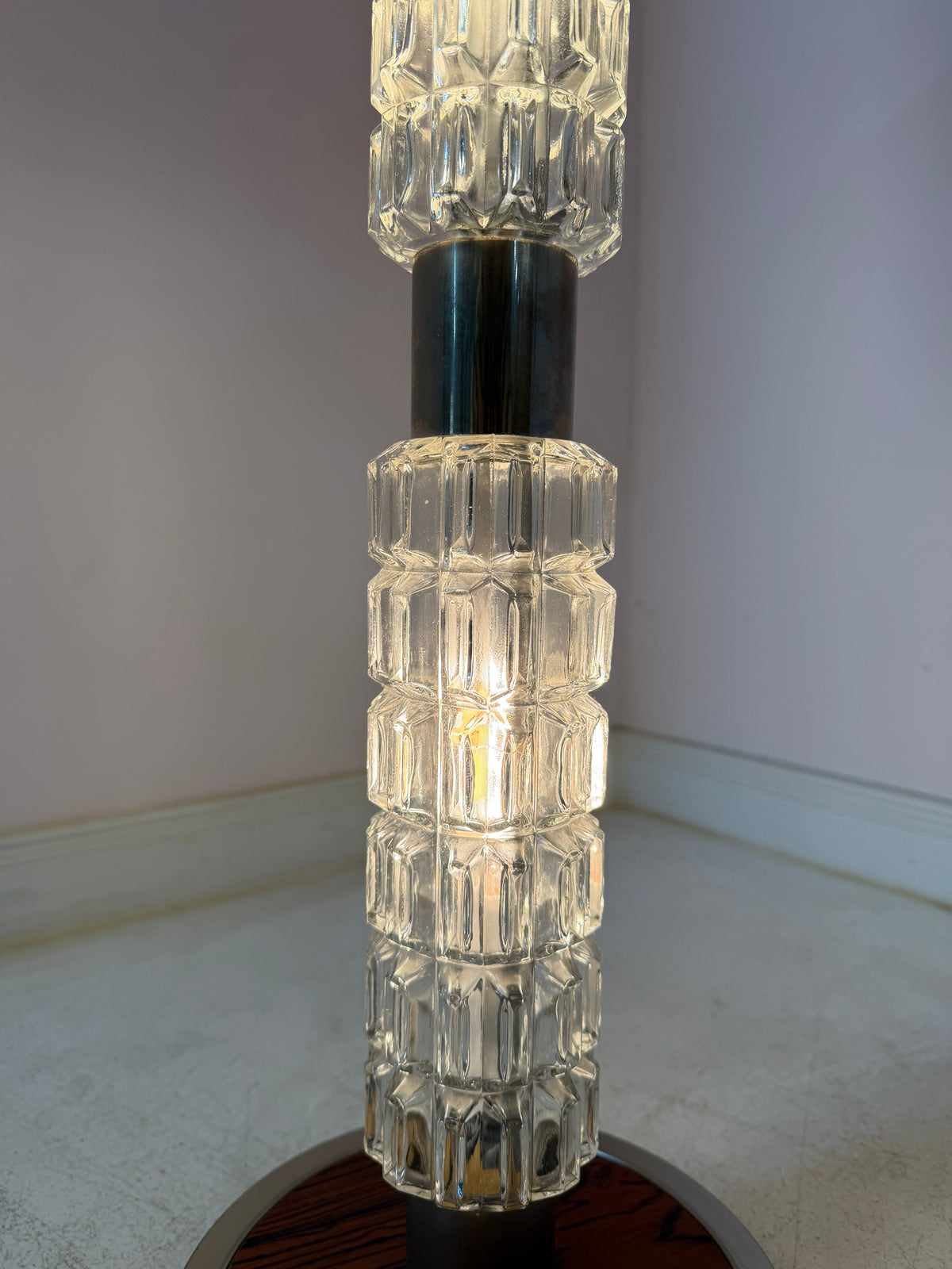 Stehlampe rot Glas Chrom von Fischer Leuchten