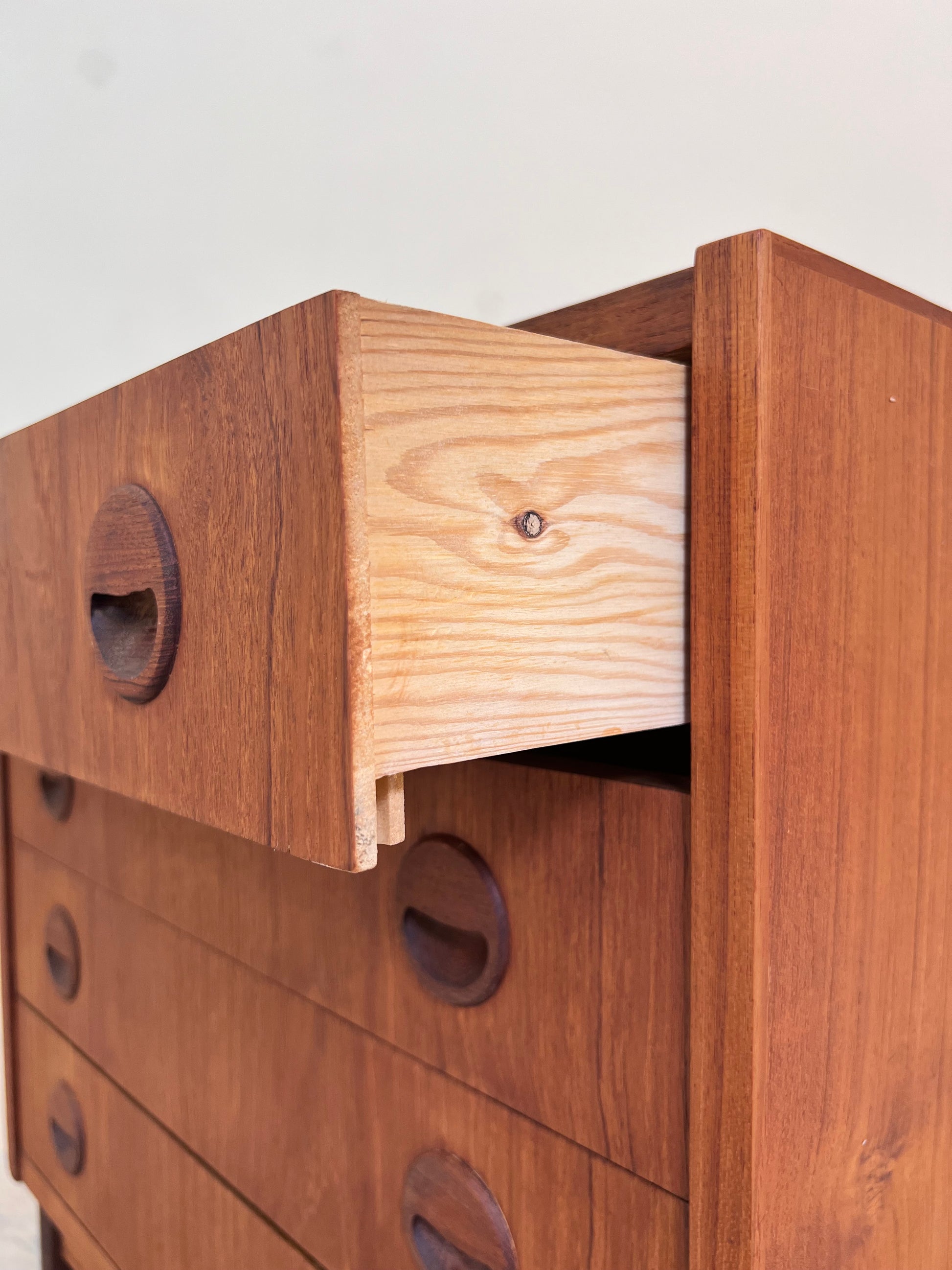 Kommode Teak mit runden Griffmulden aus Dänemark