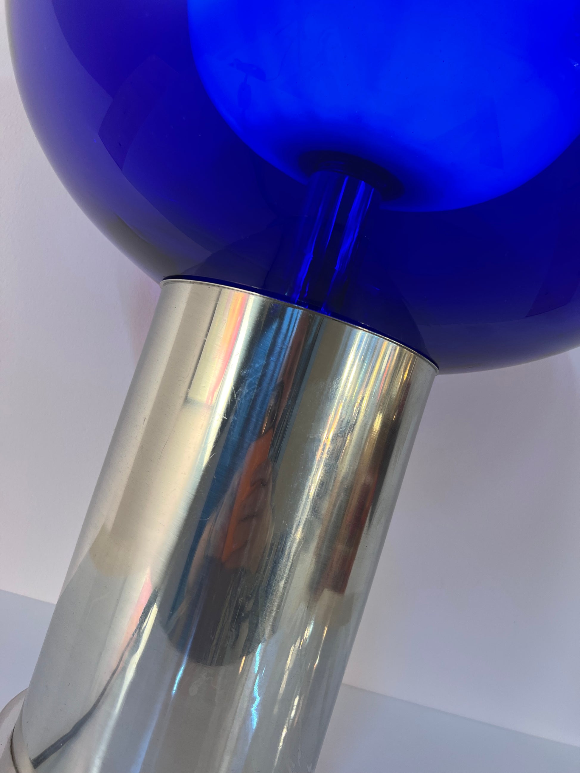 Tischlampe mit doppelwandigem Glasschirm königsblau von Doria