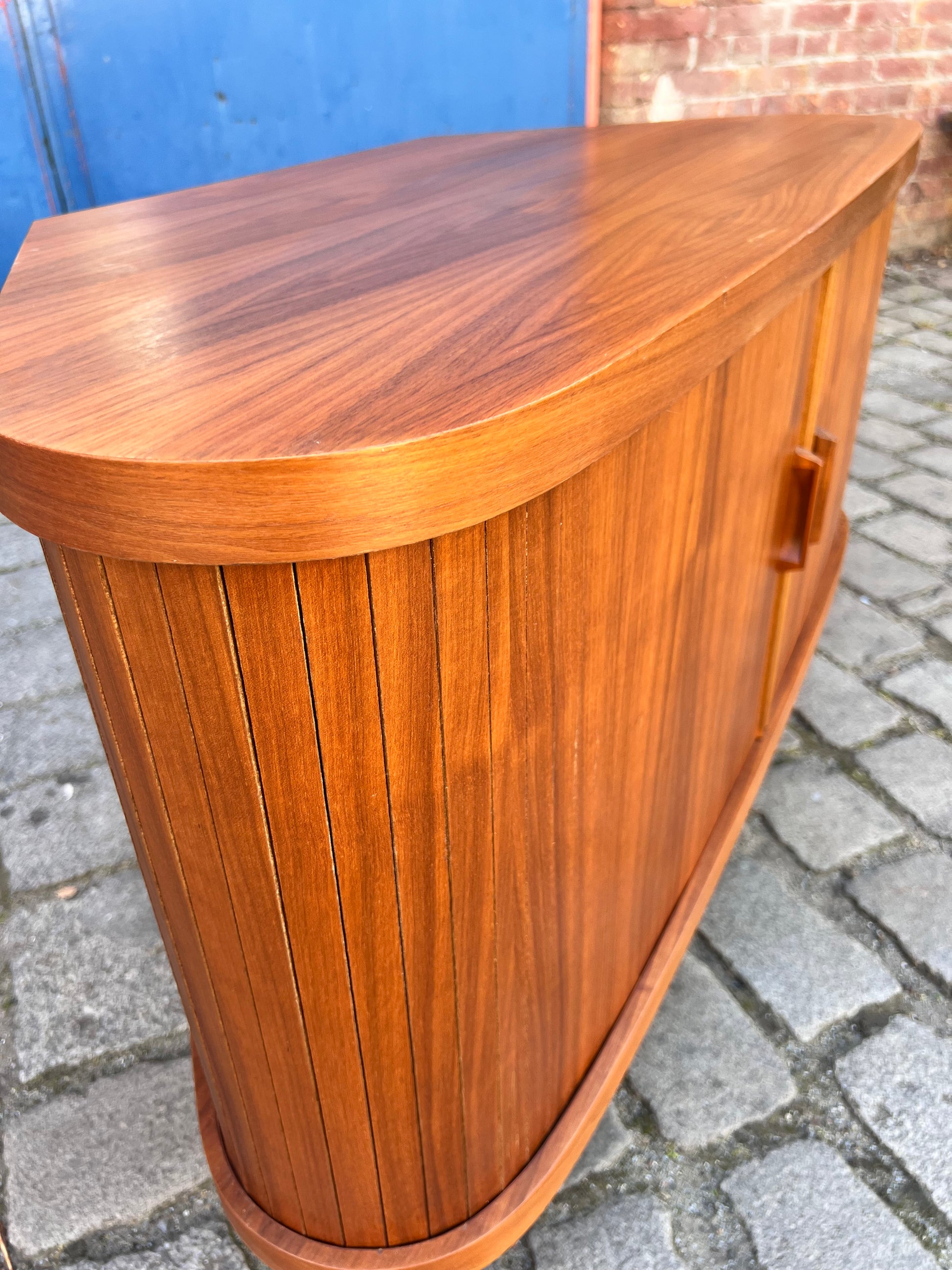 Eckbar Nussbaum mit drehbarem Regal
