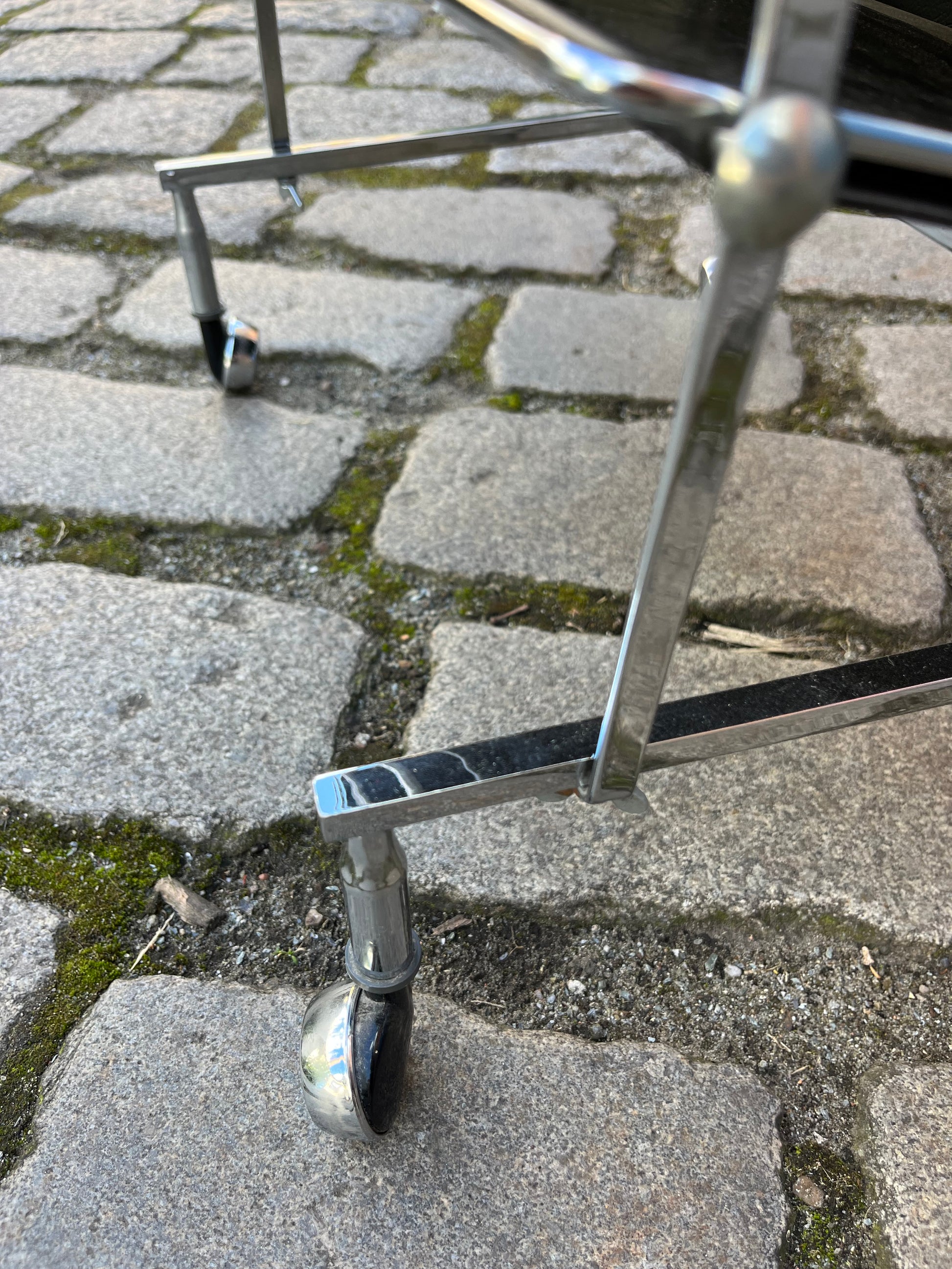 Zeitungsständer schwarz Chrom
