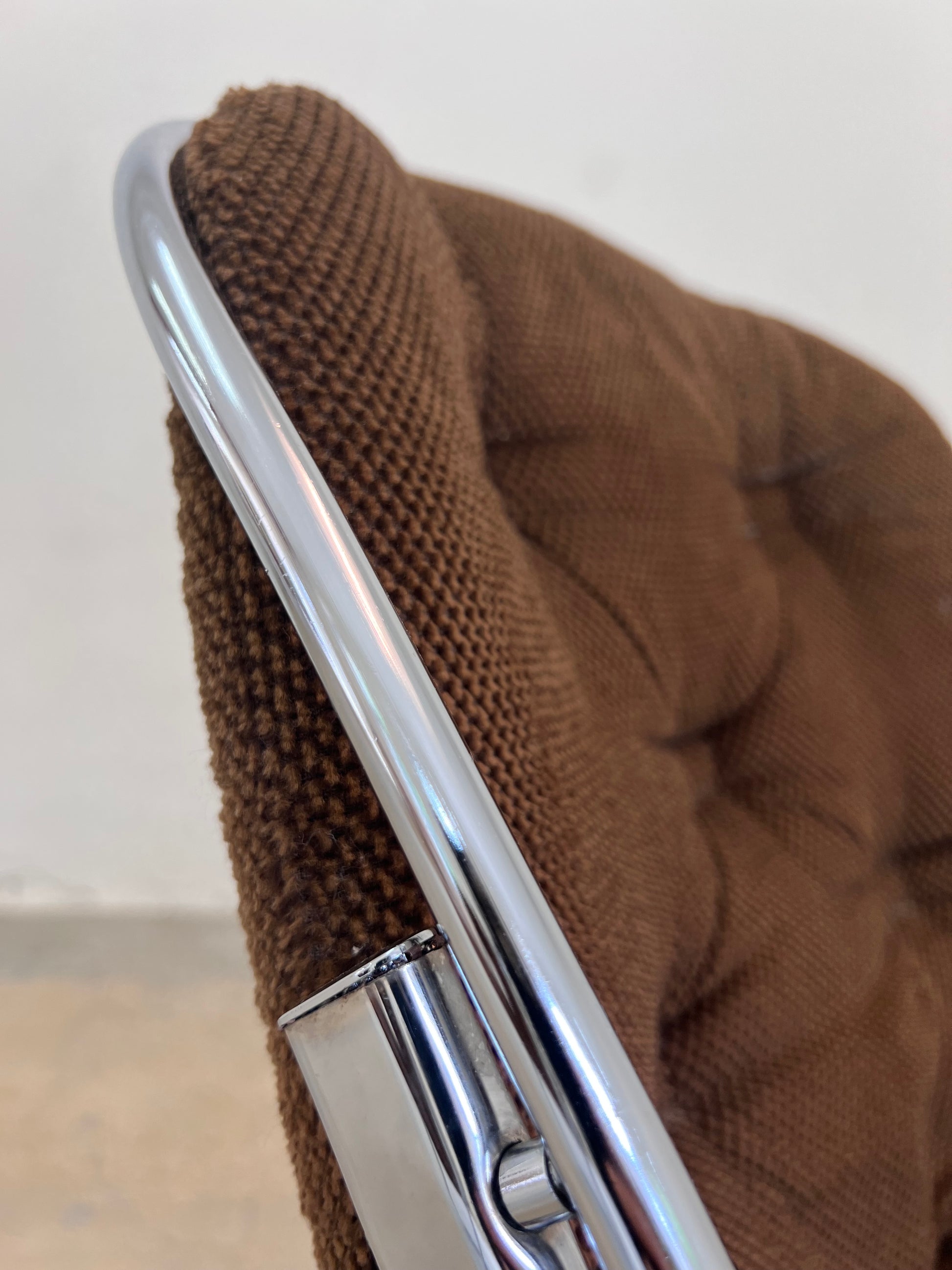 Freischwinger Chrom mit braunem Polster von Gastone Rinaldi
