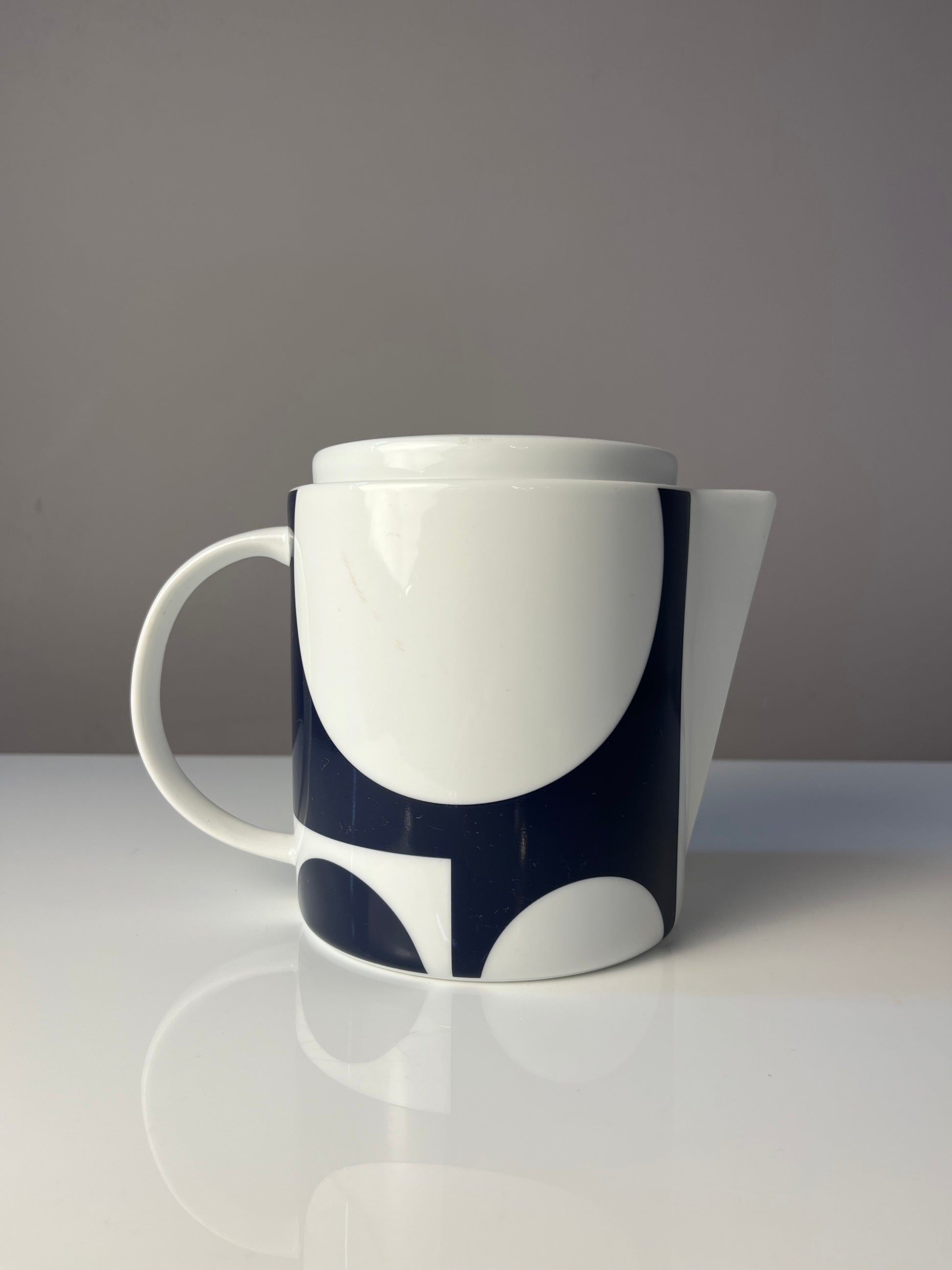 Teekanne dunkelblau weiß mit "Geometry 1" Print von Verner Panton für Menu