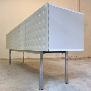 Sideboard weiß mit kreisförmigem Reliefmuster aus Belgien