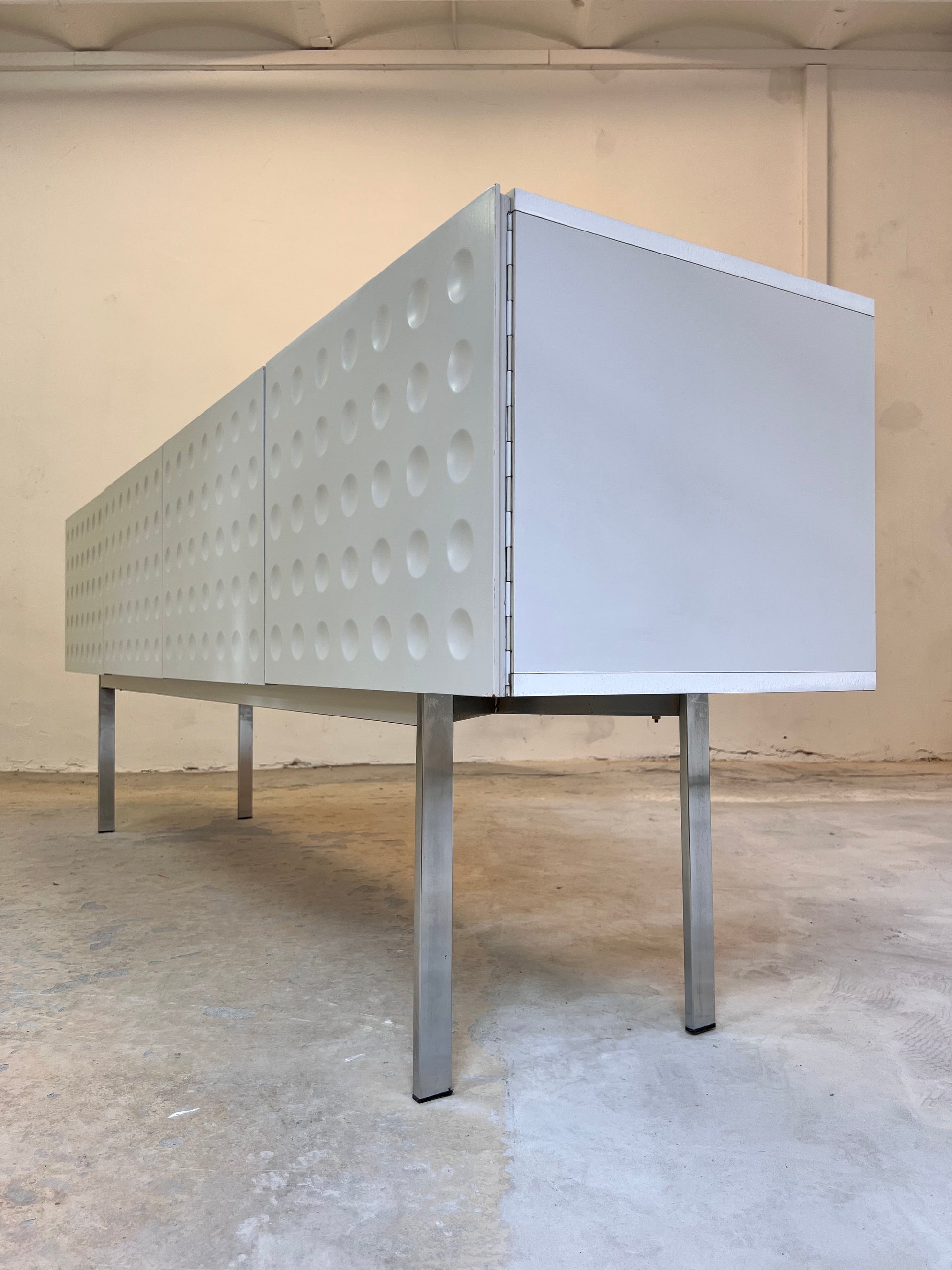 Sideboard weiß mit kreisförmigem Reliefmuster aus Belgien