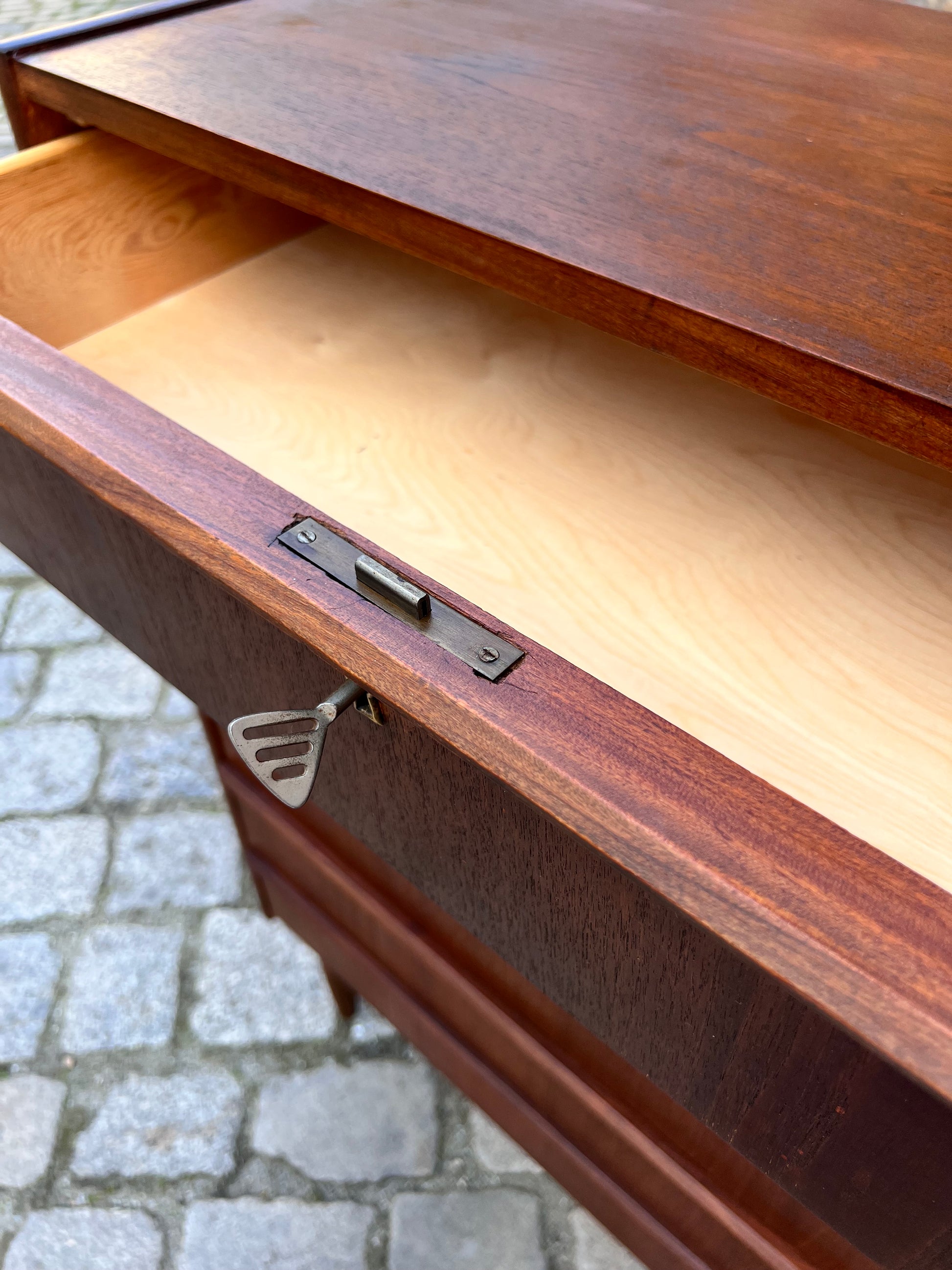 Kommode Teak mit Schloss aus Dänemark