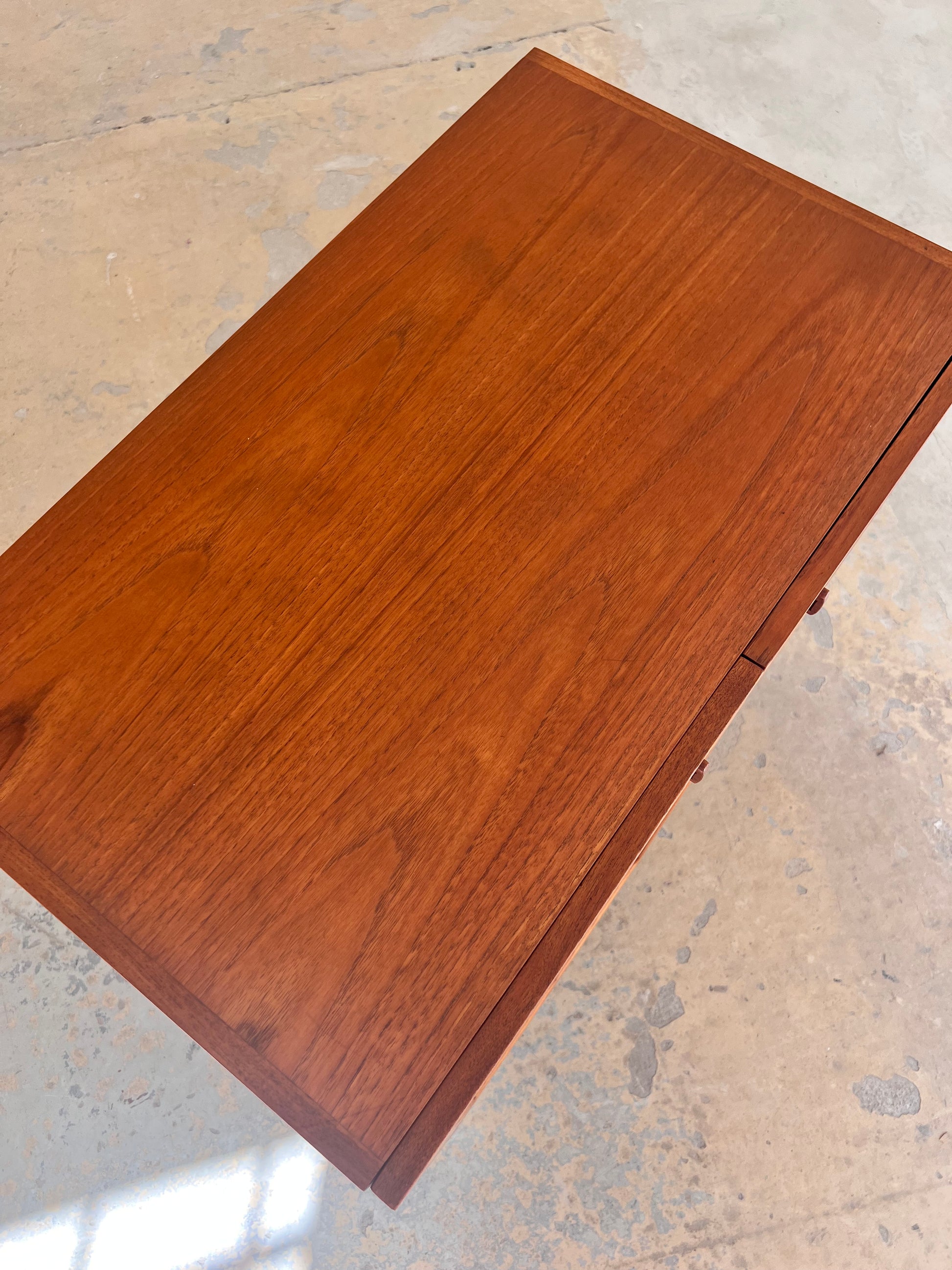 Kommode Teak mit Flügeltüren & neuen Chromfüßen von H. W. Klein