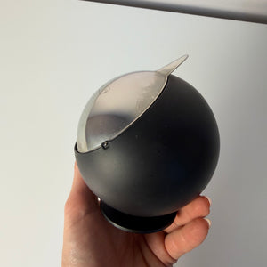 Kugelaschenbecher schwarz Chrom von Quist