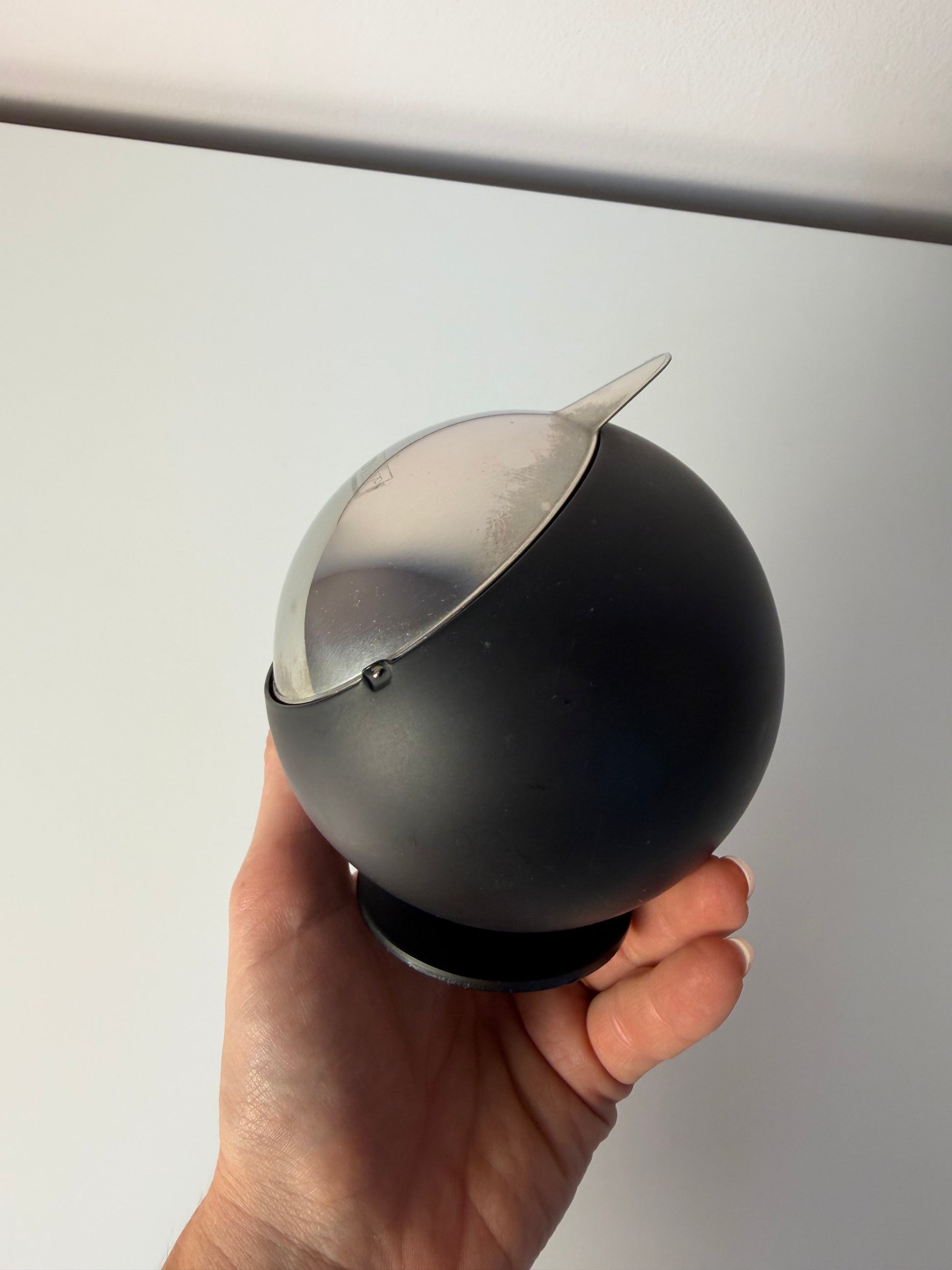 Kugelaschenbecher schwarz Chrom von Quist
