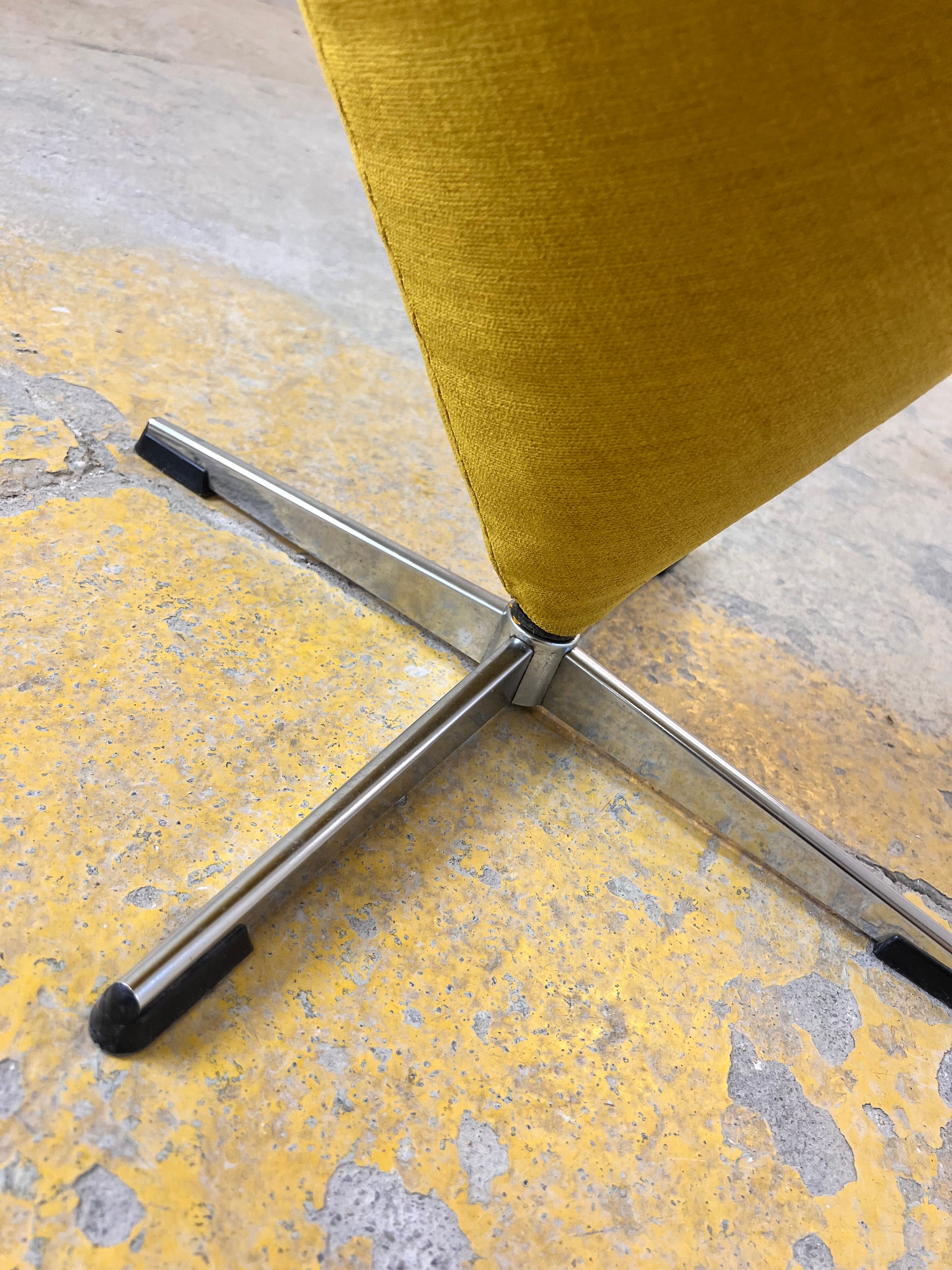 „Cone Chair“ gelb von Verner Panton neu bezogen