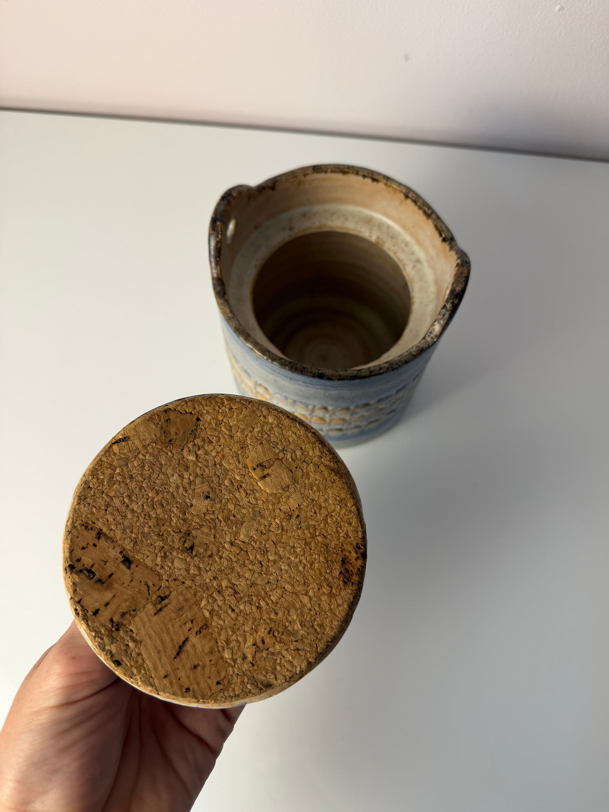 Vorratsdose blau Keramik mit eingeprägtem Muster aus Dänemark