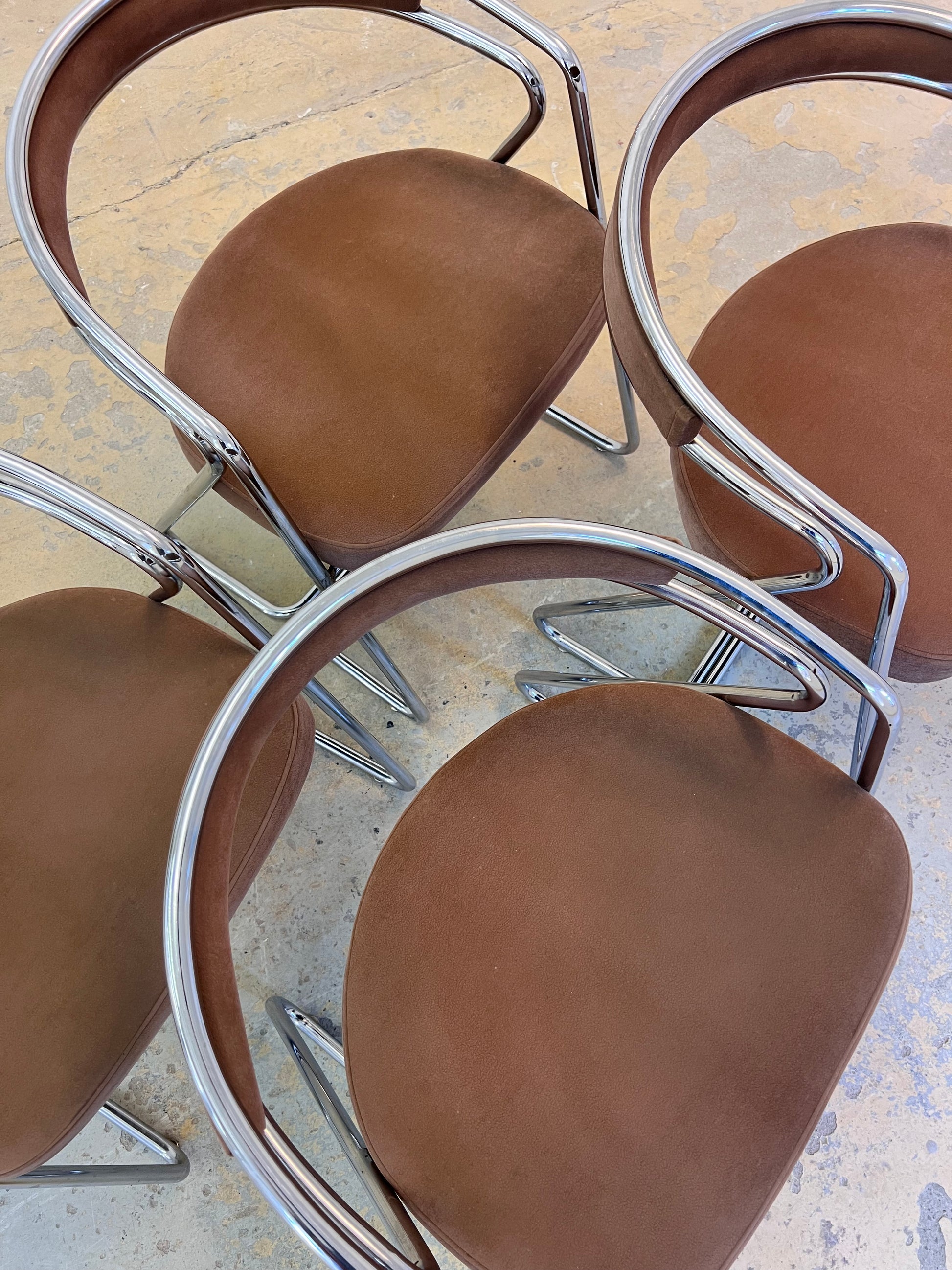 Set: 4x Polsterstuhl Chrom mit braunem Velour