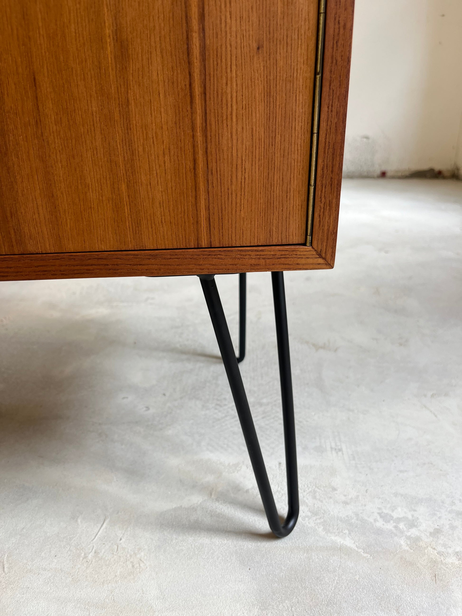 Sideboard Teak mit Flügeltüren & Messinggriffen