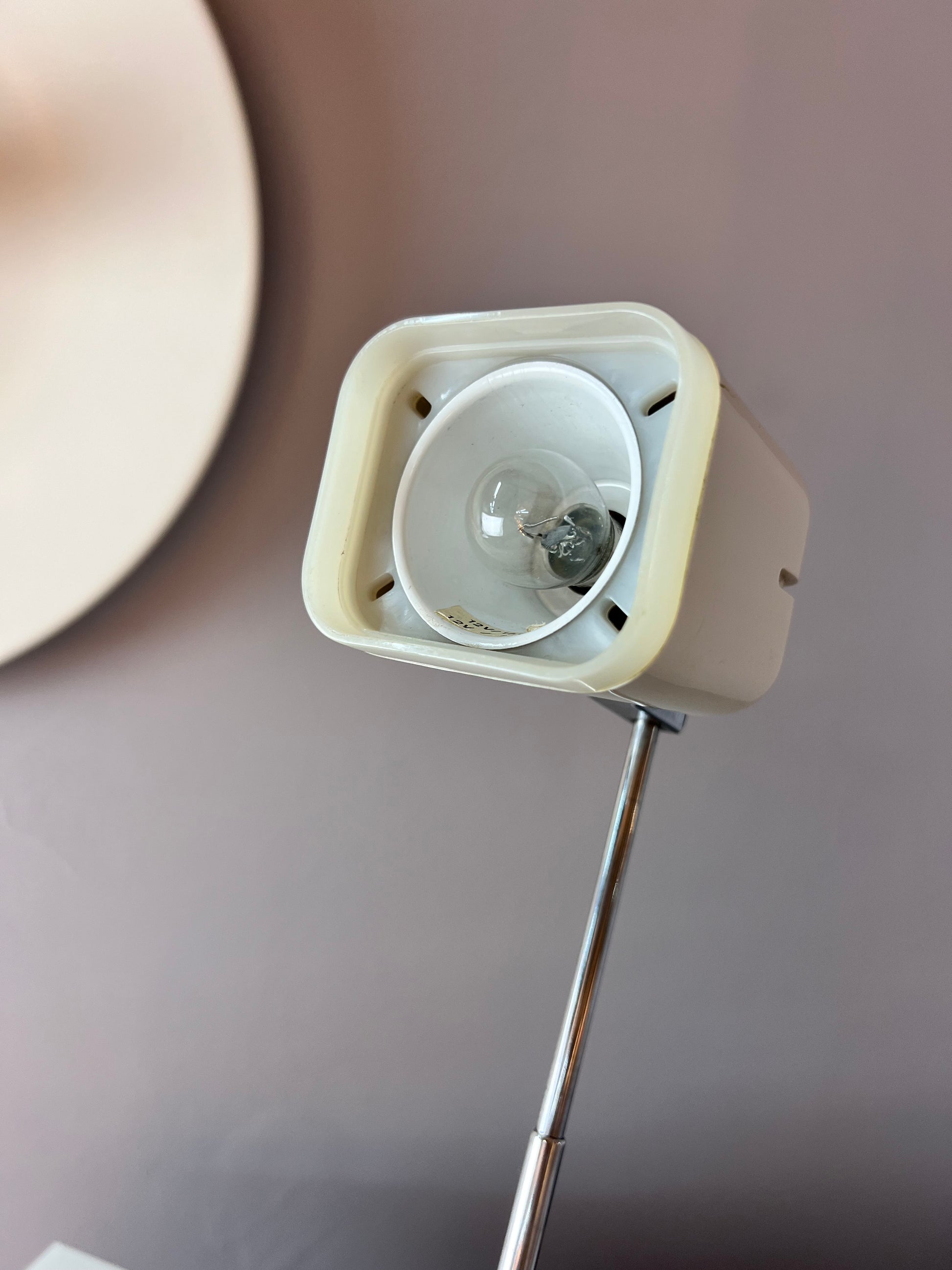 Tischlampe Modell 1001 weiß mit Teleskoparm von Karstadt
