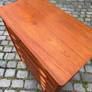 Kommode Teak mit Muschelgriffen & Schloss aus Dänemark