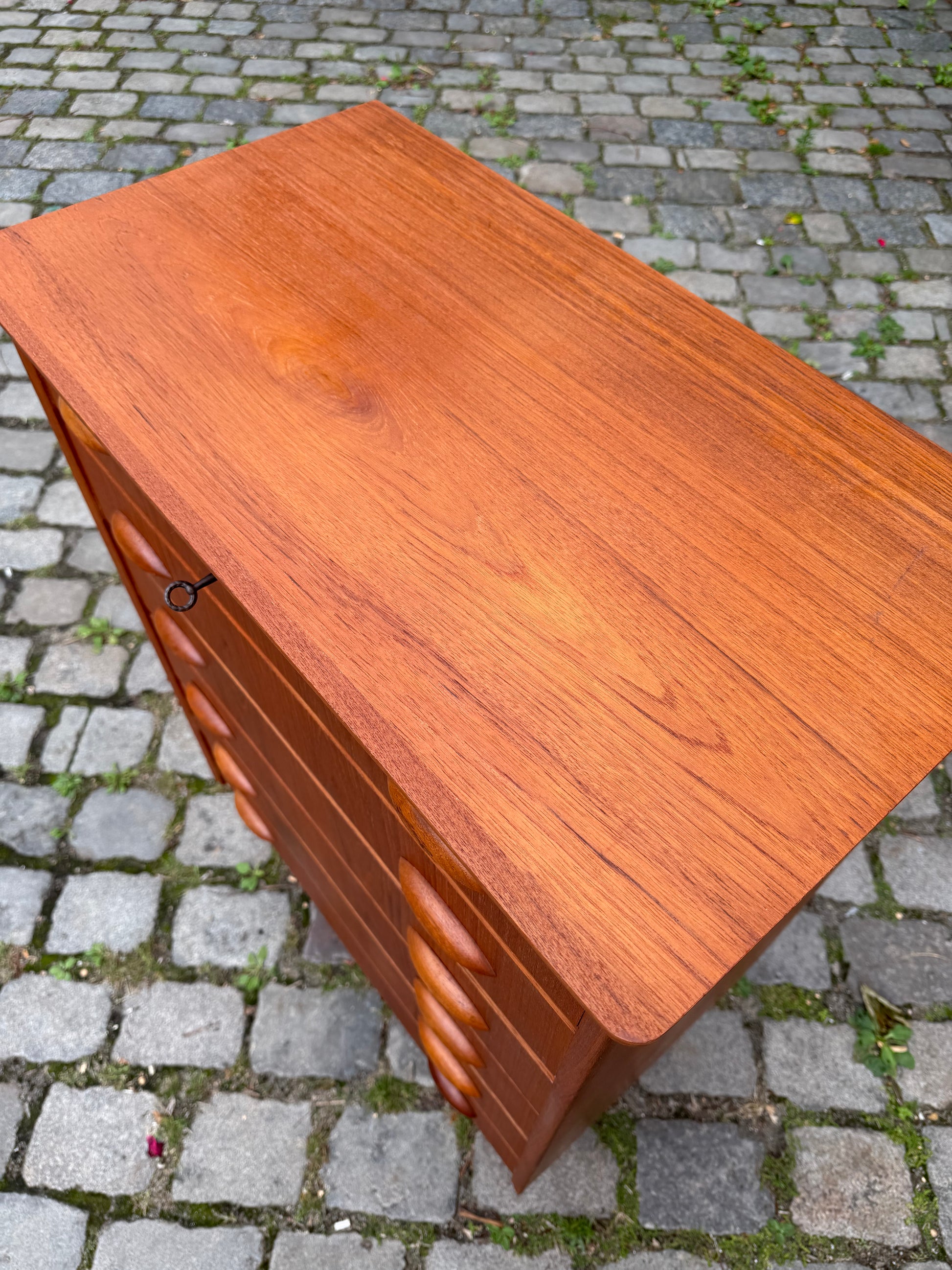 Kommode Teak mit Muschelgriffen & Schloss aus Dänemark