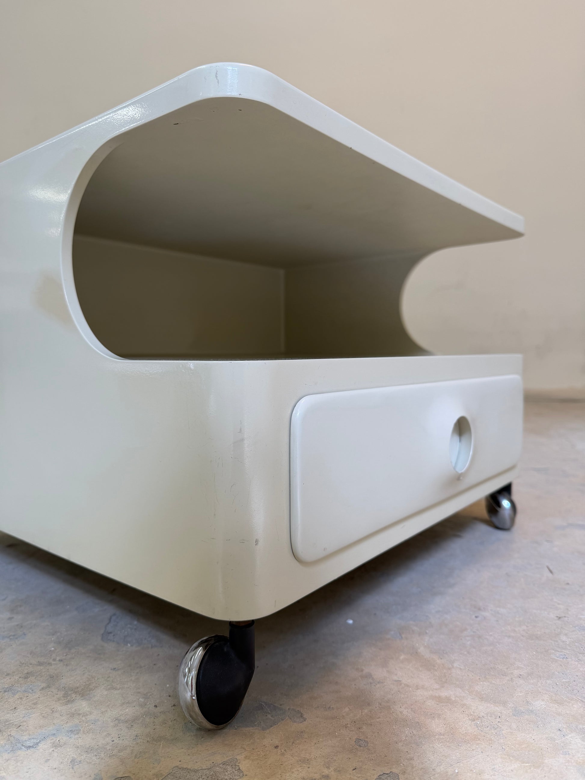 Nachtschrank / Beistelltisch weiß auf Rollen von OPAL Möbel