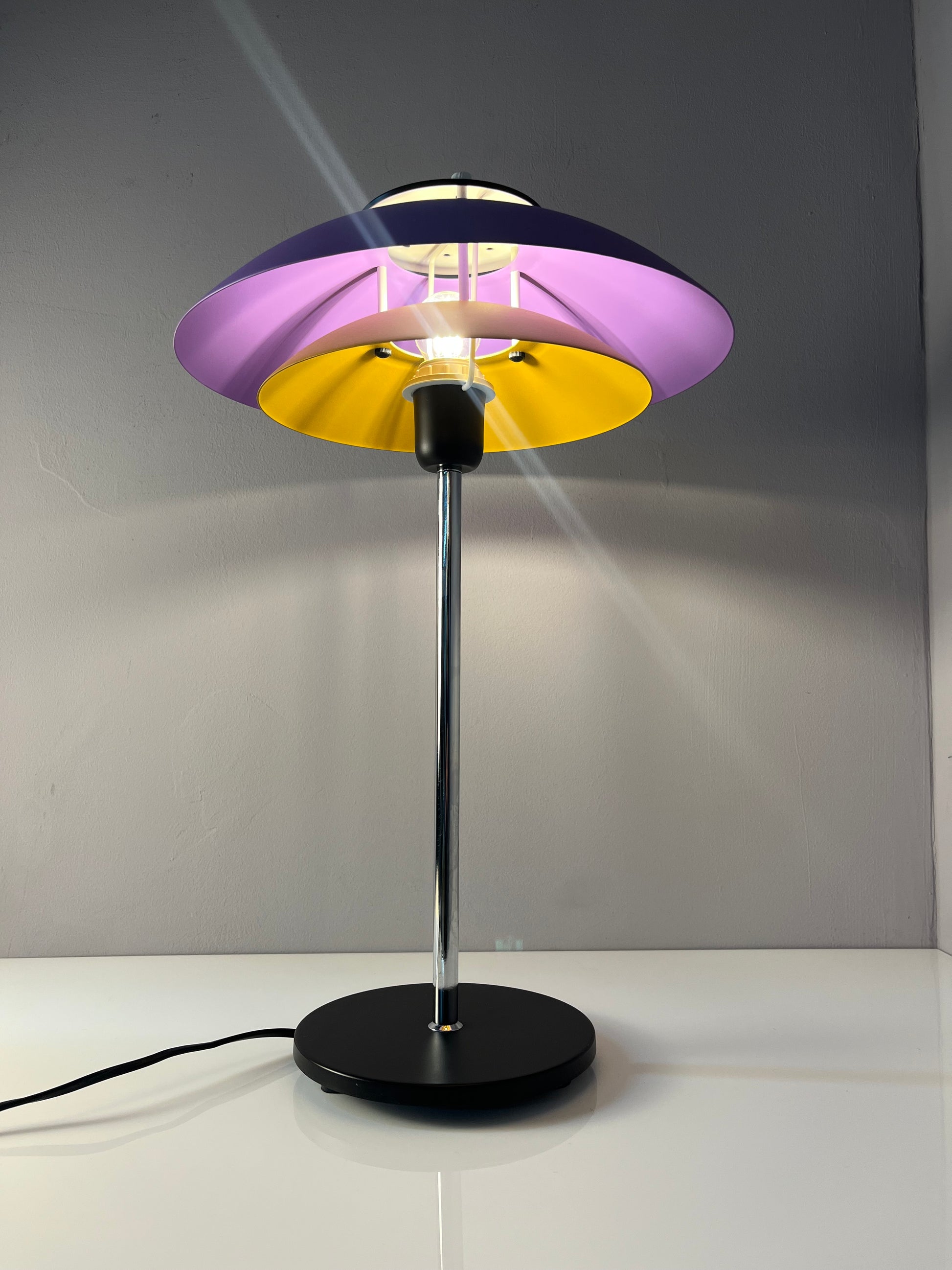 Tischlampe neu lackiert lila ocker aus Dänemark