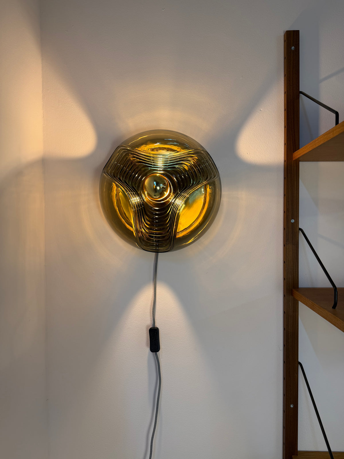 Große Wandlampe Futura Rauchglas Messing von Koch & Lowy für Peill & Putzler